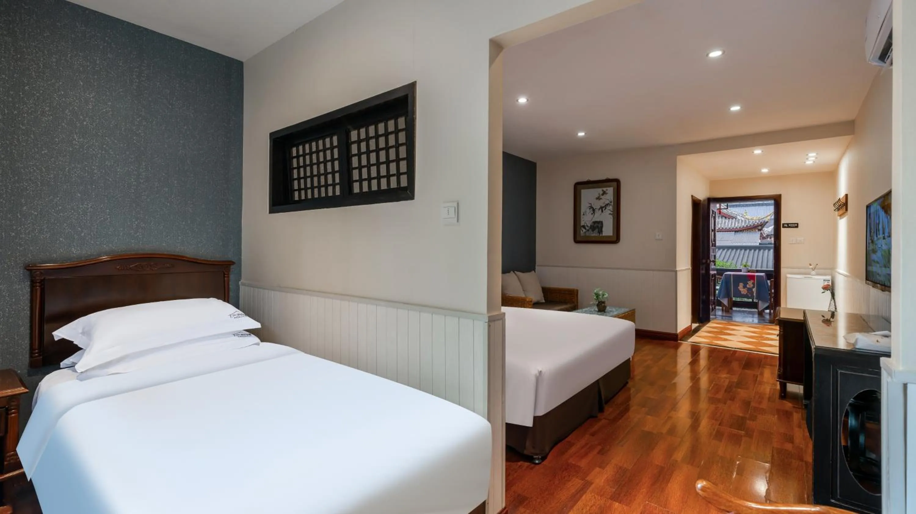 Bed in Wenjun Courtyard Hotel---3mins walk from Tonghuimen metro station ,next to People`s Park, fluent English service ,travel agency