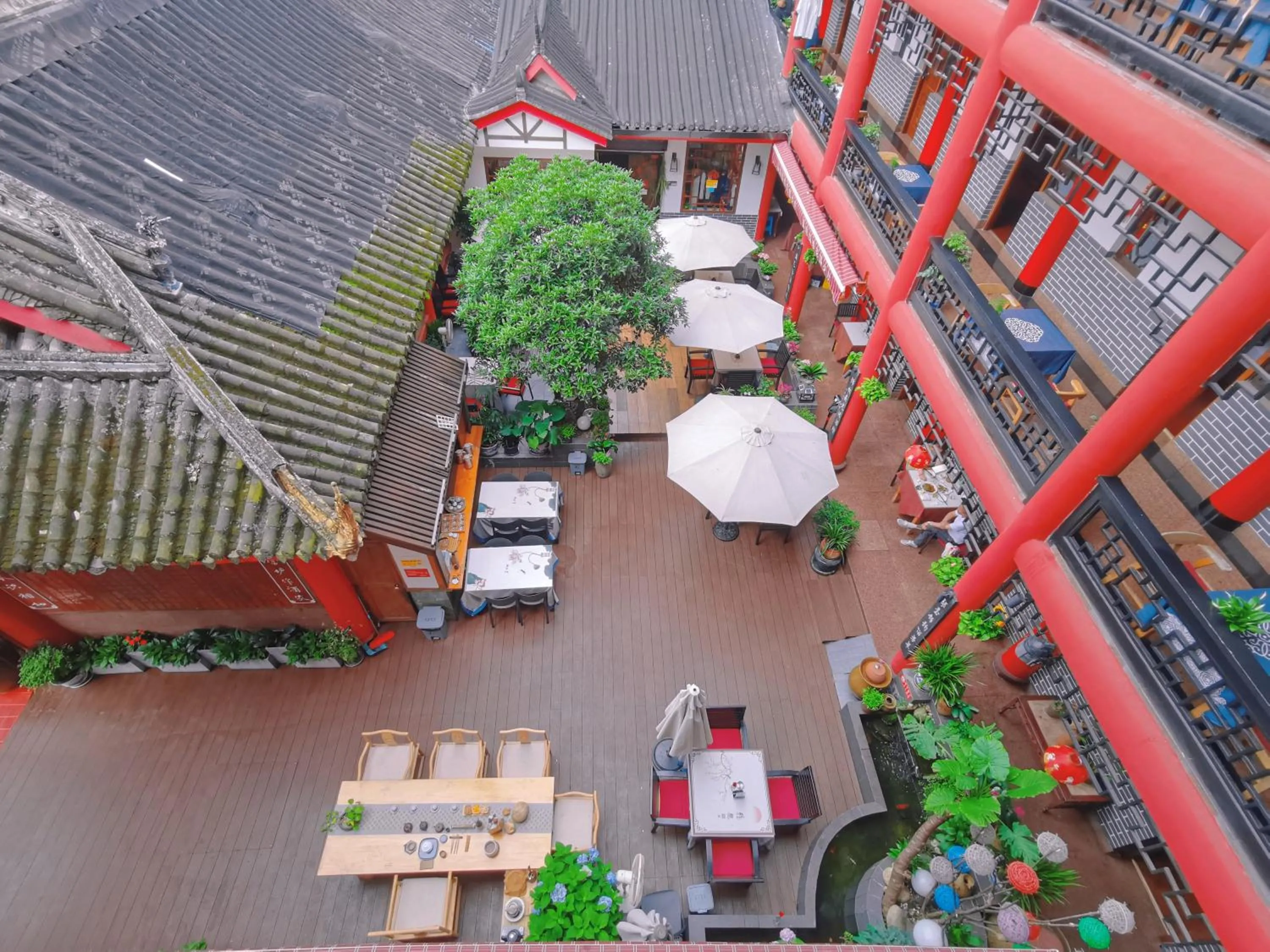 Property building in Wenjun Courtyard Hotel---3mins walk from Tonghuimen metro station ,next to People`s Park, fluent English service ,travel agency