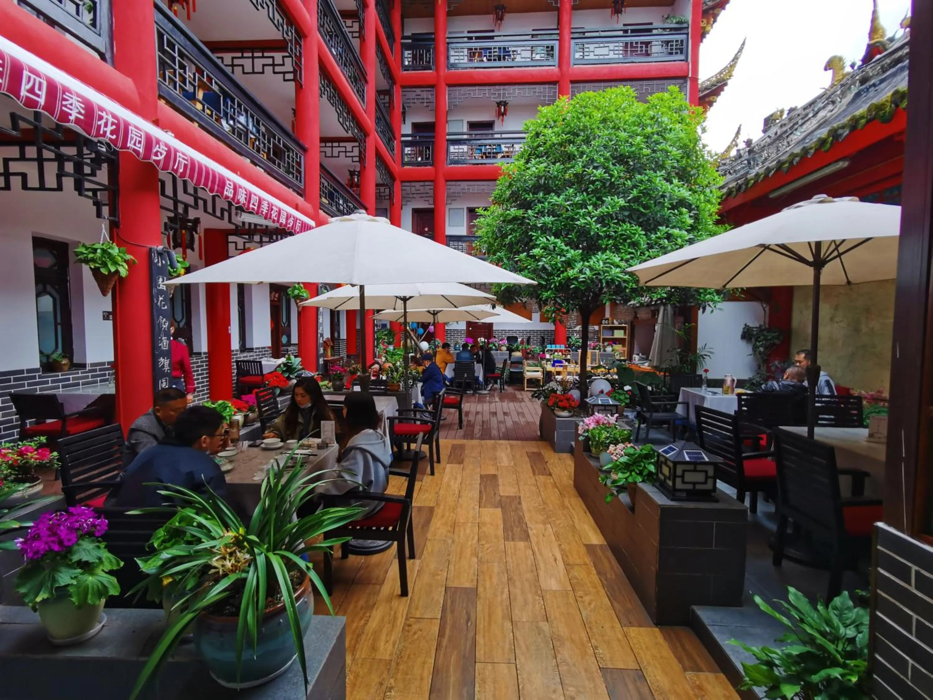 Inner courtyard view in Wenjun Courtyard Hotel---3mins walk from Tonghuimen metro station ,next to People`s Park, fluent English service ,travel agency