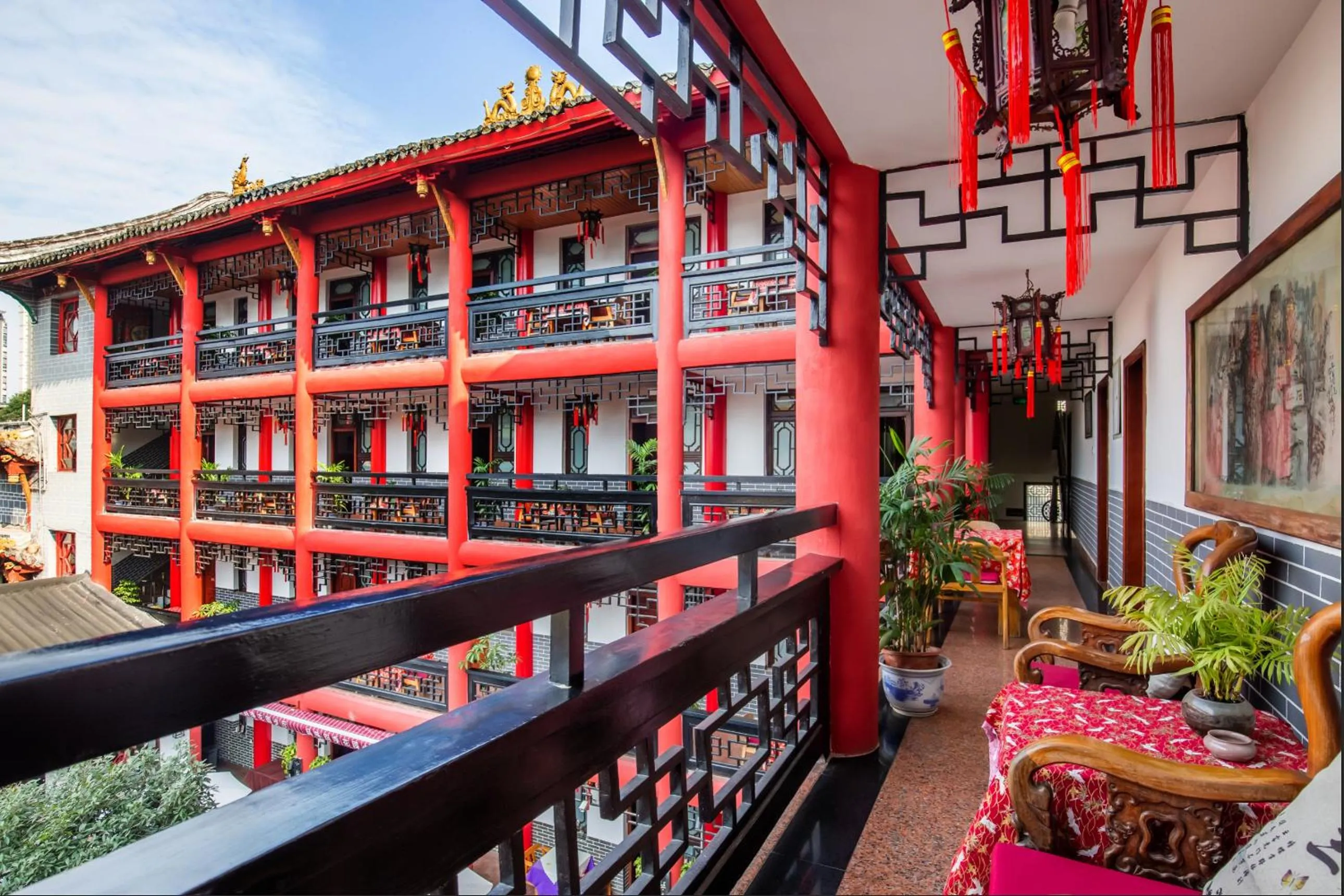 Property building in Wenjun Courtyard Hotel---3mins walk from Tonghuimen metro station ,next to People`s Park, fluent English service ,travel agency