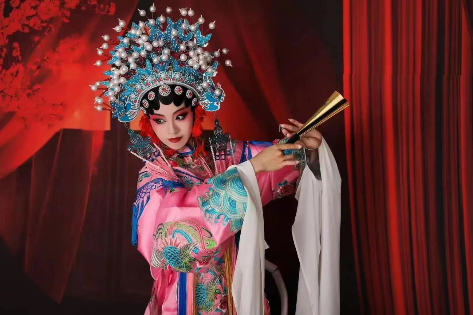 People in Wenjun Courtyard Hotel---3mins walk from Tonghuimen metro station ,next to People`s Park, fluent English service ,travel agency