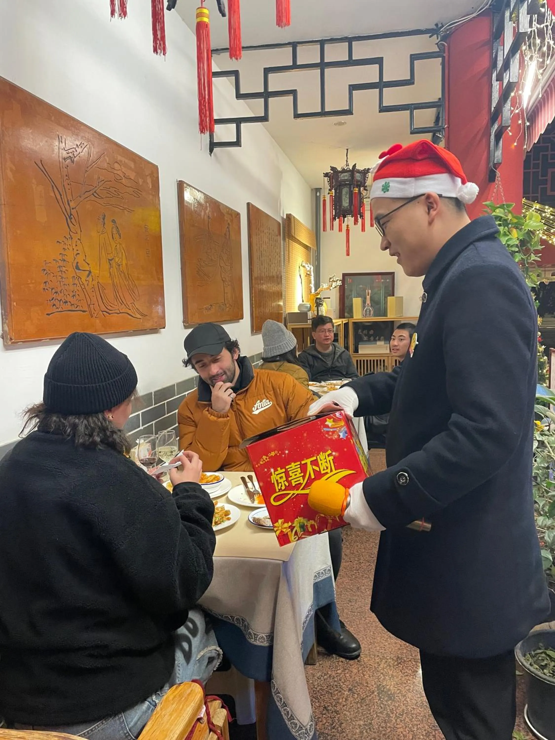 Banquet/Function facilities in Wenjun Courtyard Hotel---3mins walk from Tonghuimen metro station ,next to People`s Park, fluent English service ,travel agency