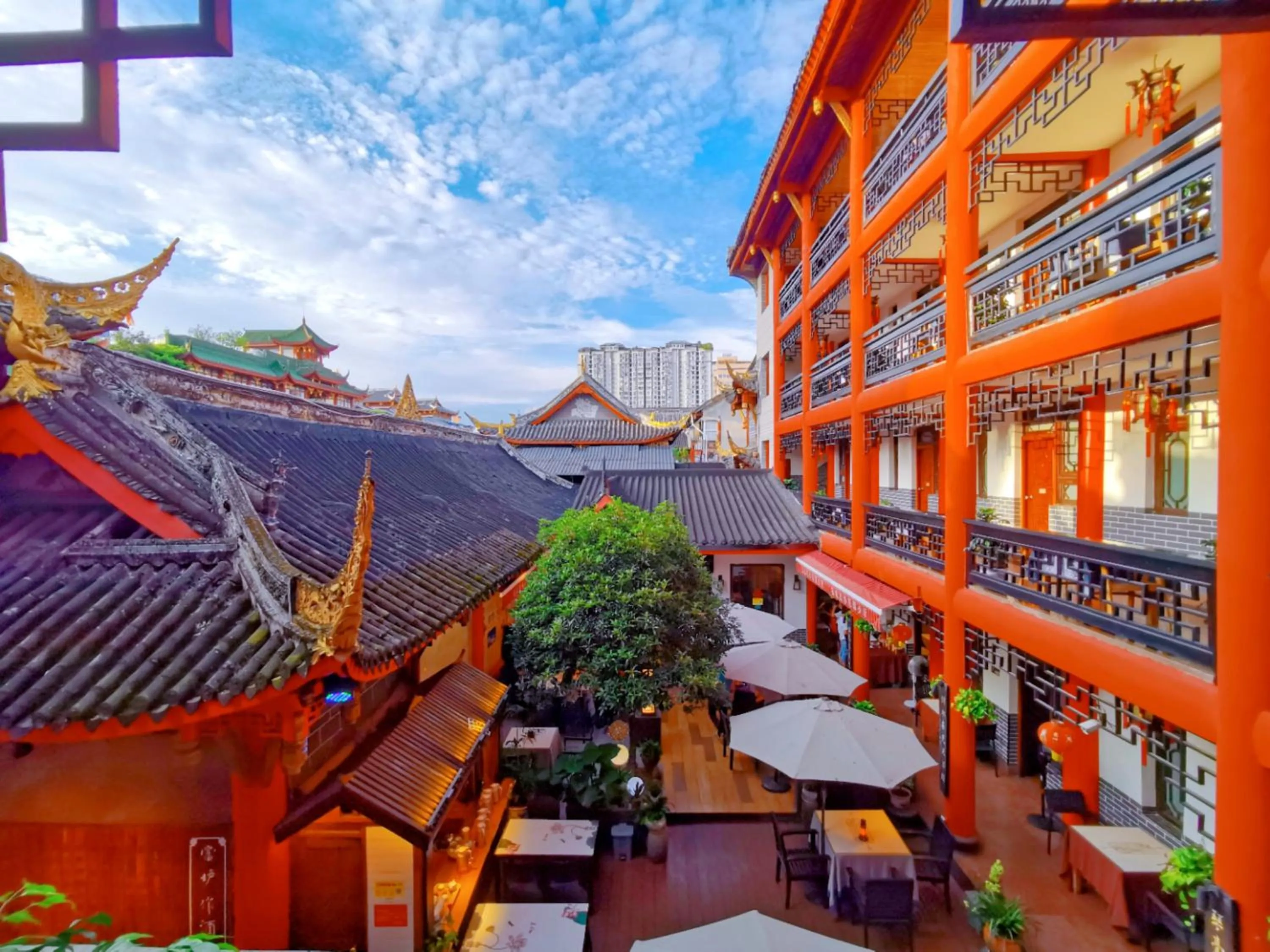 Property building in Wenjun Courtyard Hotel---3mins walk from Tonghuimen metro station ,next to People`s Park, fluent English service ,travel agency