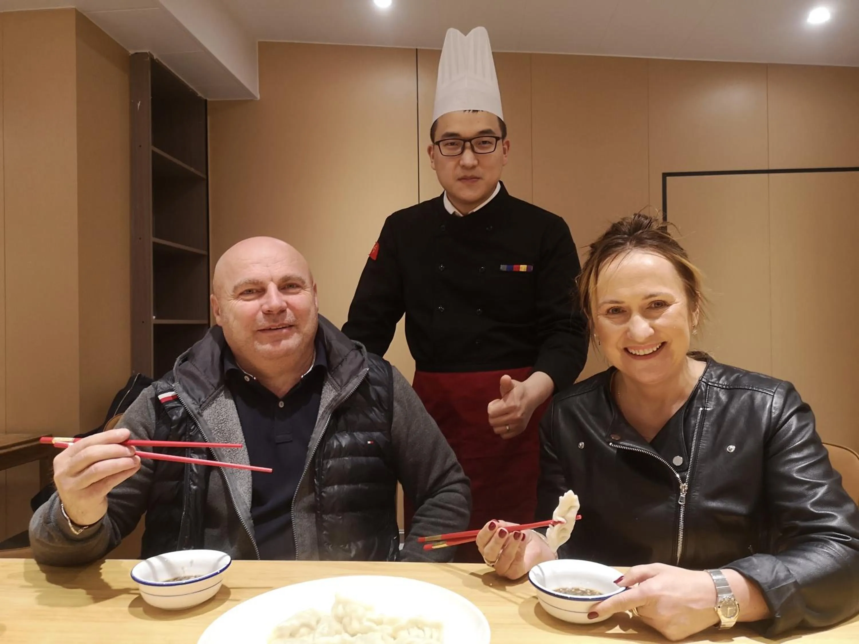 People in Wenjun Courtyard Hotel---3mins walk from Tonghuimen metro station ,next to People`s Park, fluent English service ,travel agency