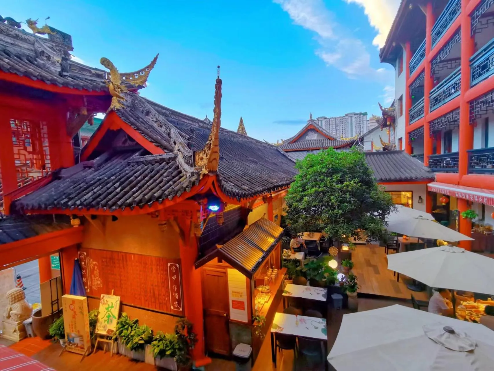 Property building in Wenjun Courtyard Hotel---3mins walk from Tonghuimen metro station ,next to People`s Park, fluent English service ,travel agency