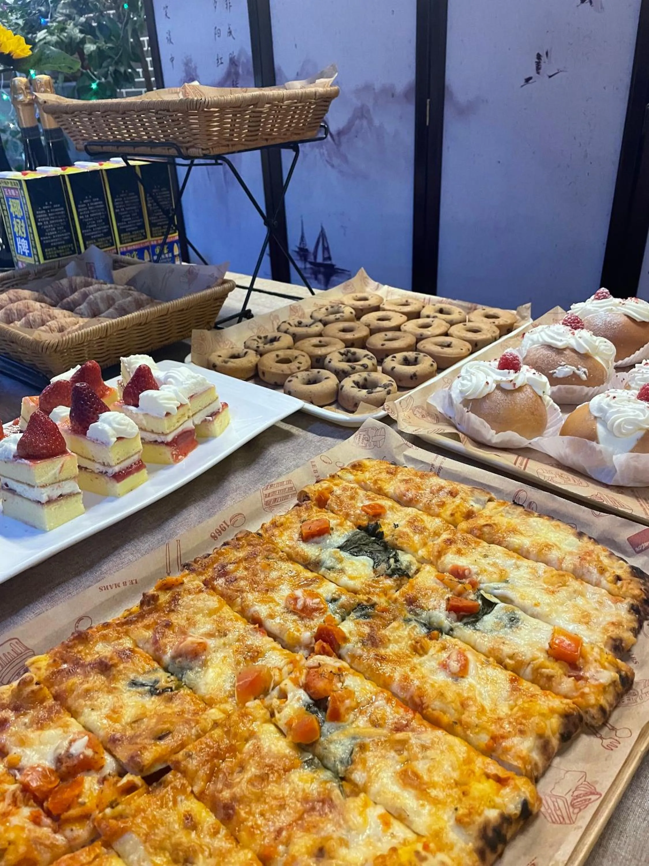 Banquet/Function facilities in Wenjun Courtyard Hotel---3mins walk from Tonghuimen metro station ,next to People`s Park, fluent English service ,travel agency