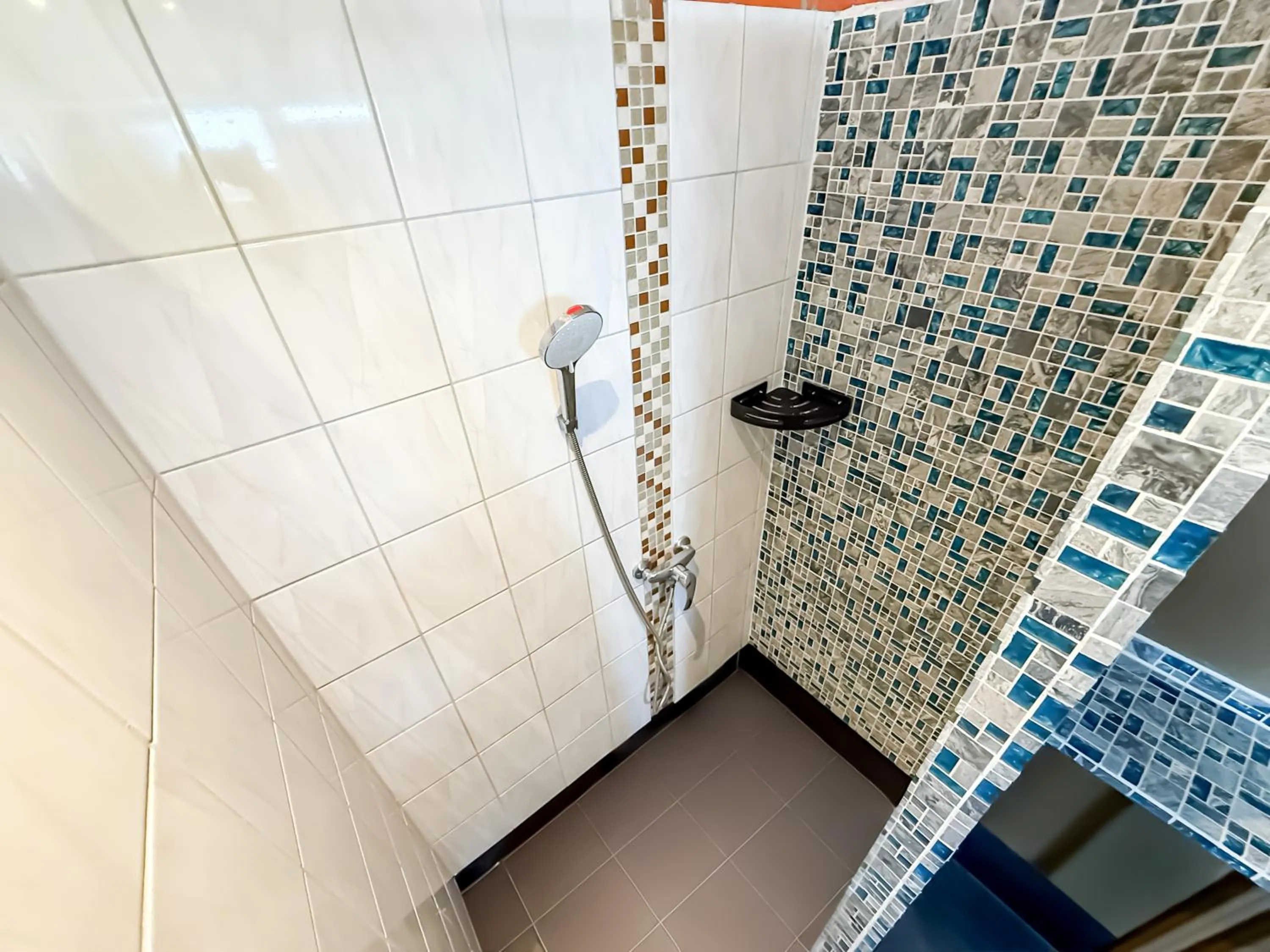 Shower in EASY Lodges Berlin