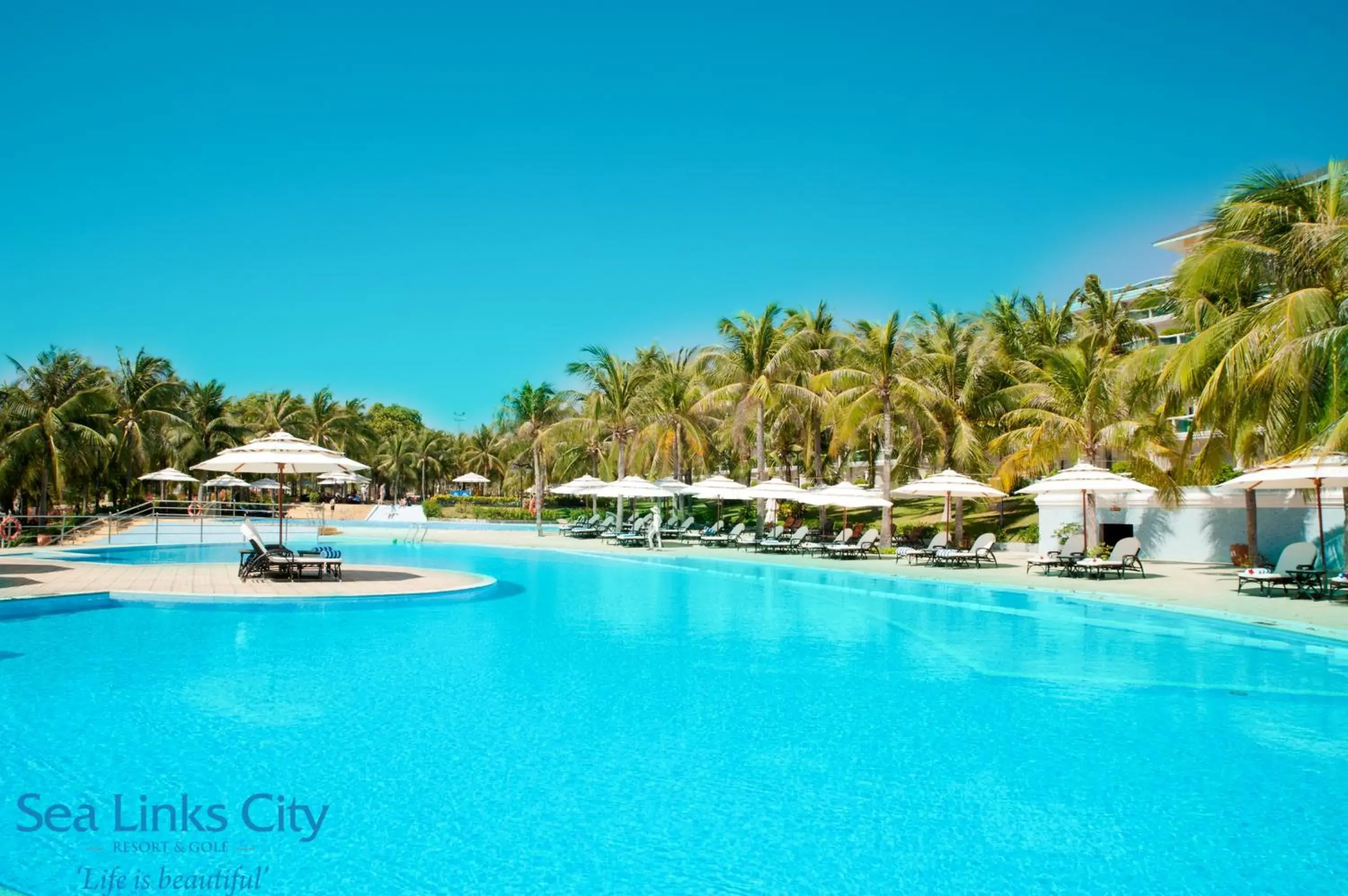Swimming pool in Sea Links Beach Villa Swimming pool in Sea Links Beach Villa