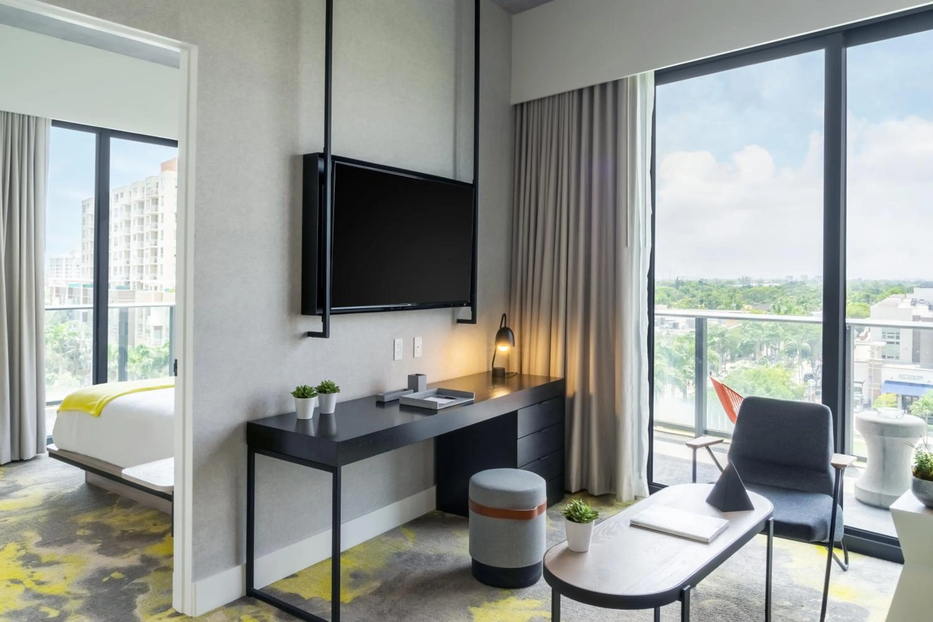 TV and multimedia in Hyde Suites Midtown Miami