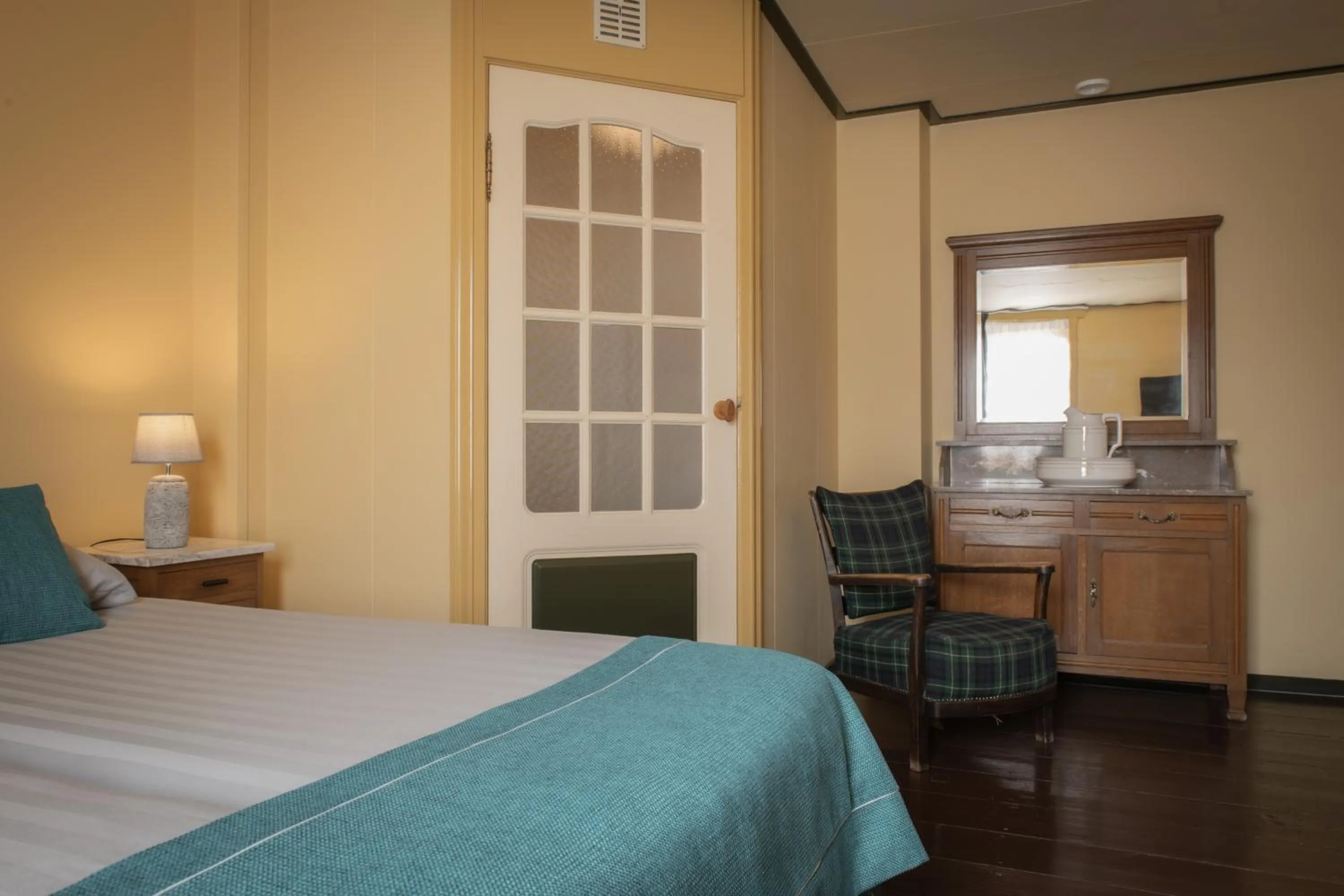 Property building, Bed in Hotel Groede