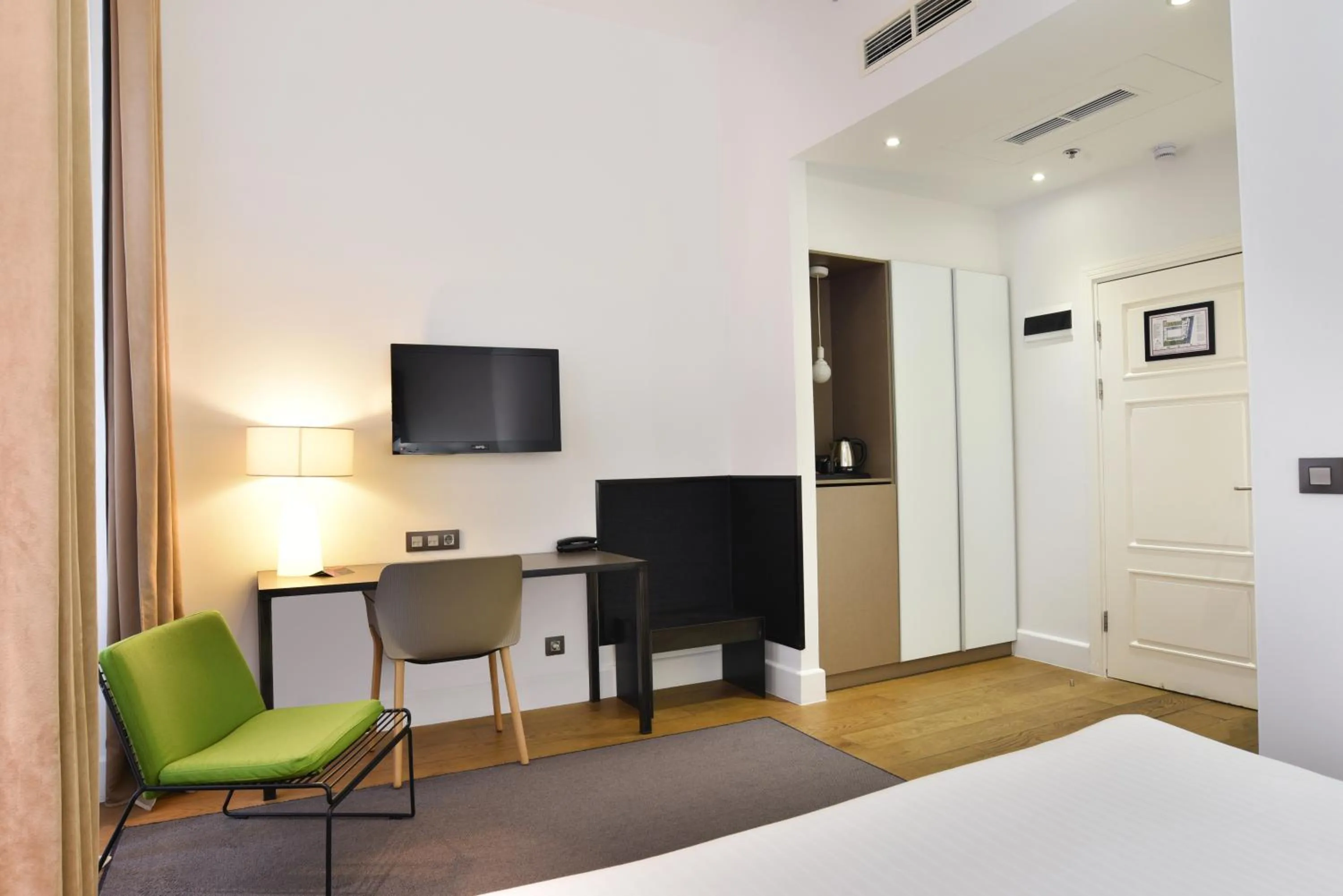 Seating area, Bed in Hotel Zenit Budapest Palace