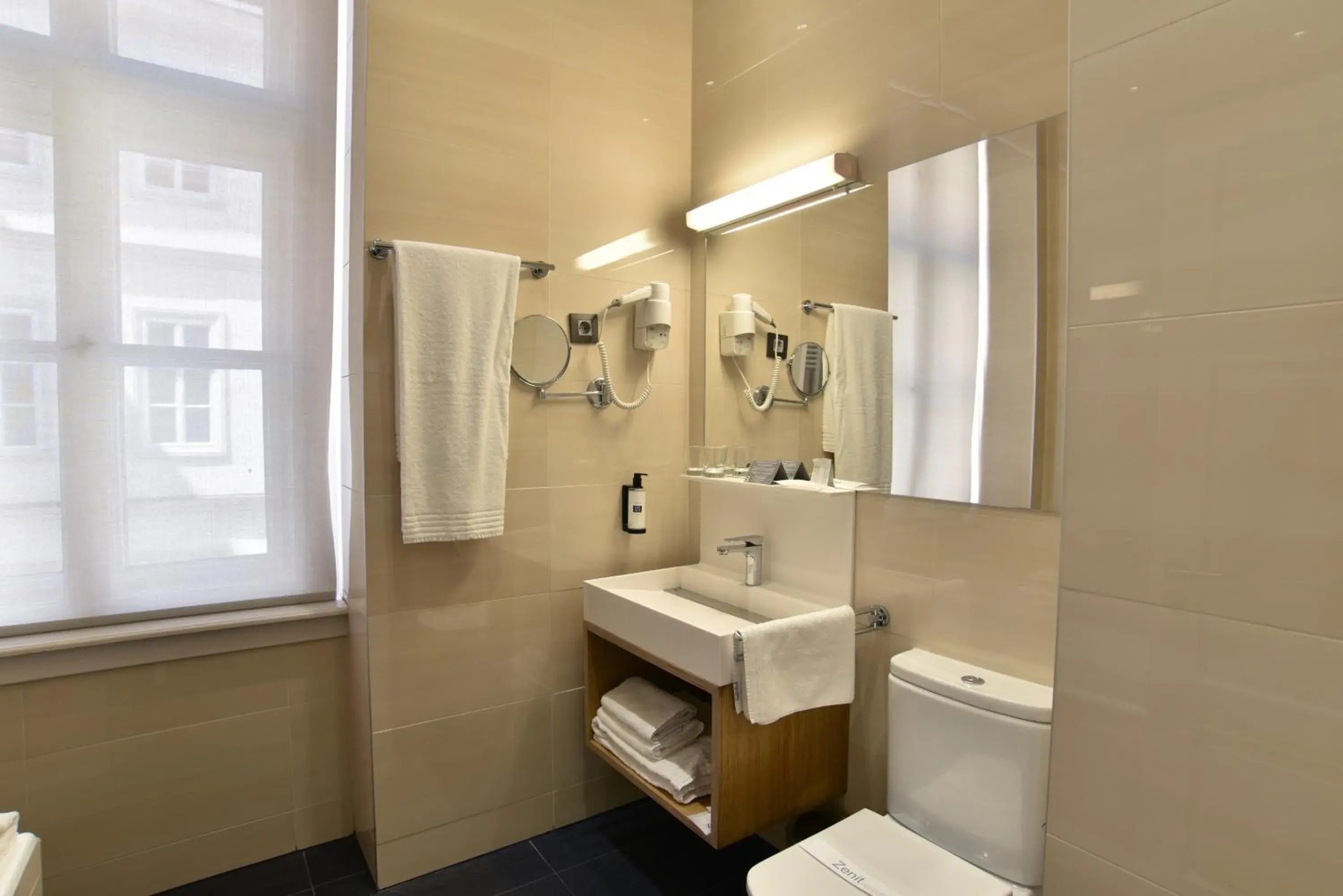 Bathroom in Hotel Zenit Budapest Palace Bathroom in Hotel Zenit Budapest Palace