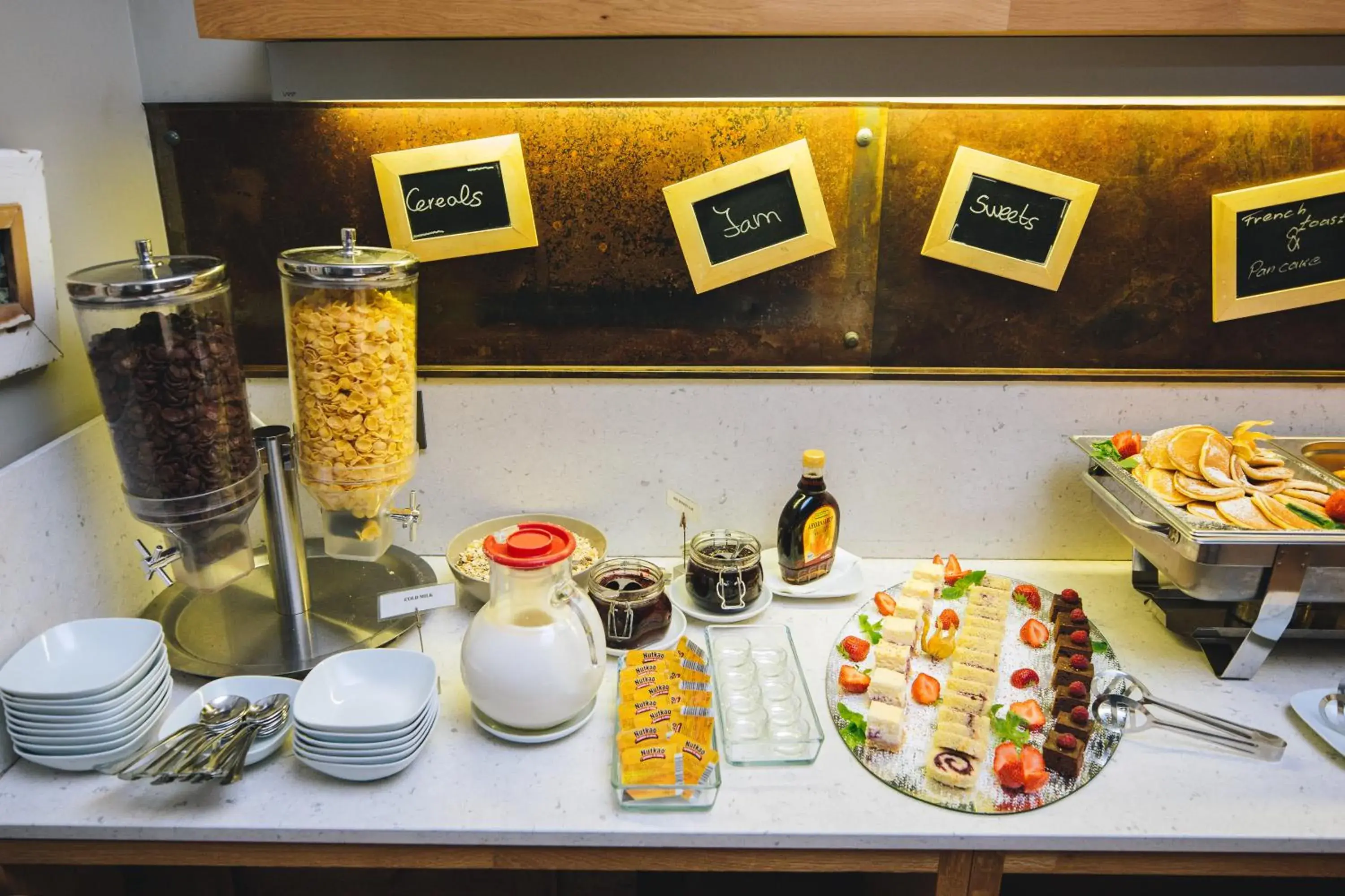 Restaurant/places to eat in Hotel Zenit Budapest Palace Restaurant/places to eat in Hotel Zenit Budapest Palace