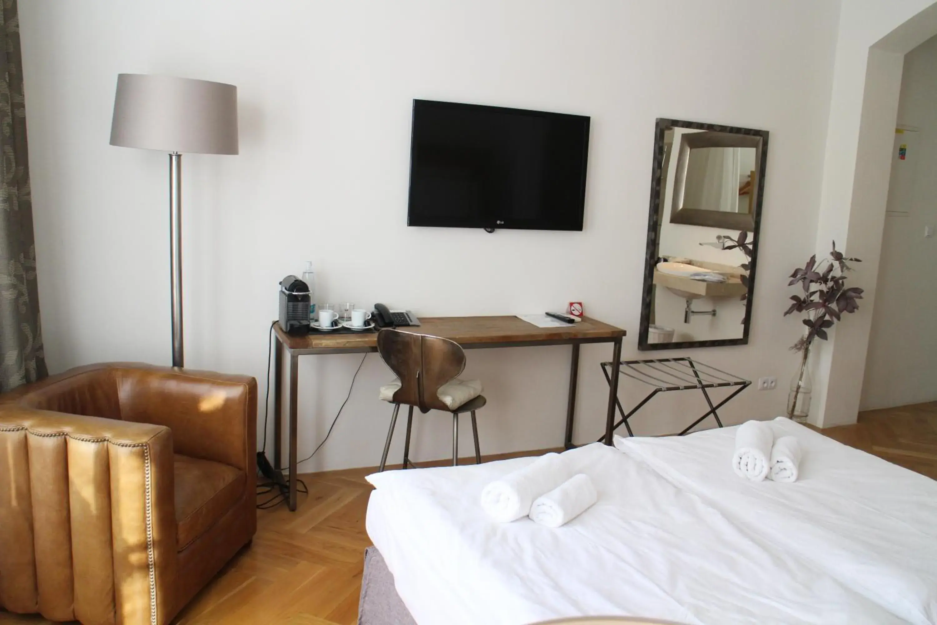 TV and multimedia, Bed in Jungmann Hotel