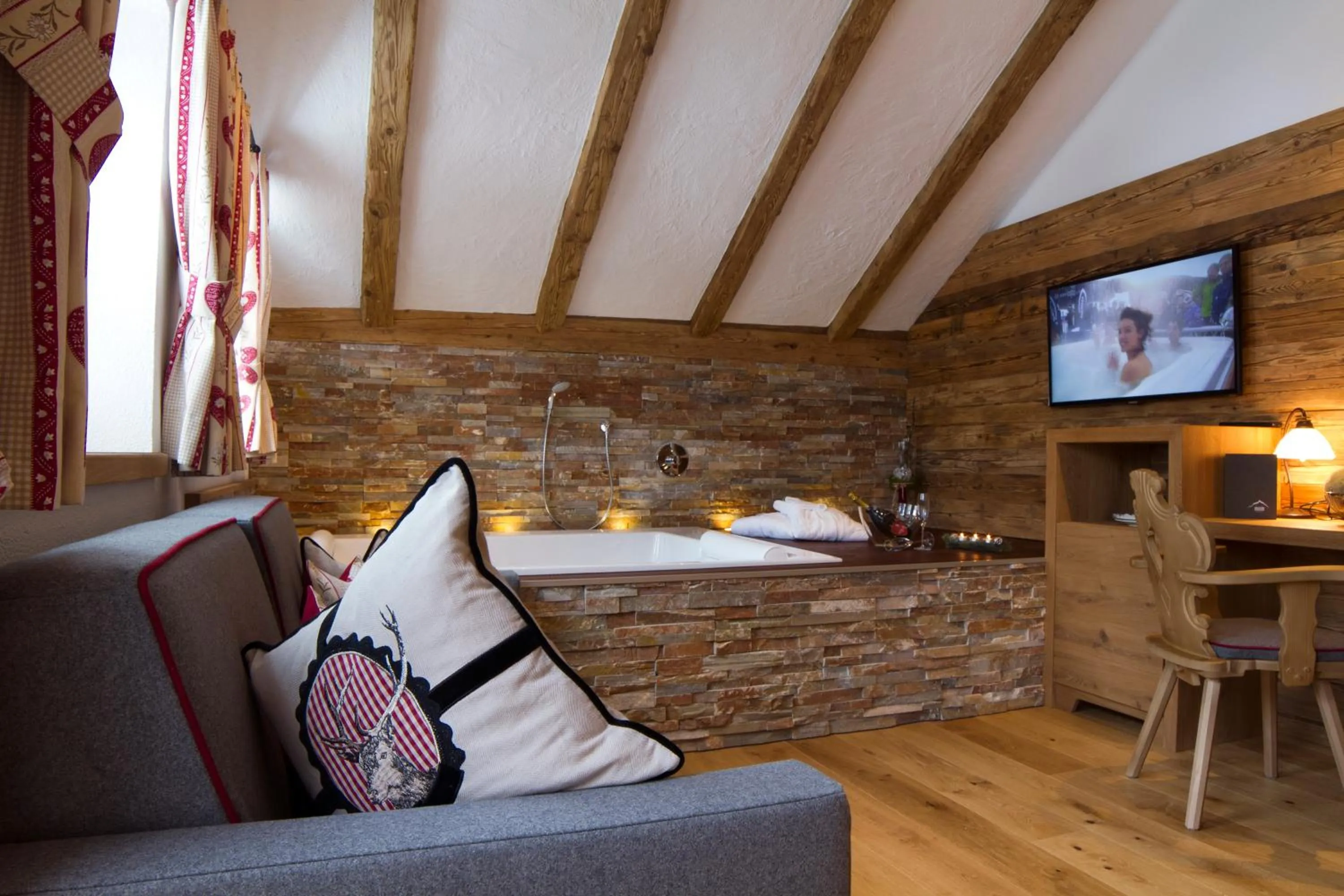 TV and multimedia in Alpinhotel Monte Superior - Silvretta Card Premium Betrieb