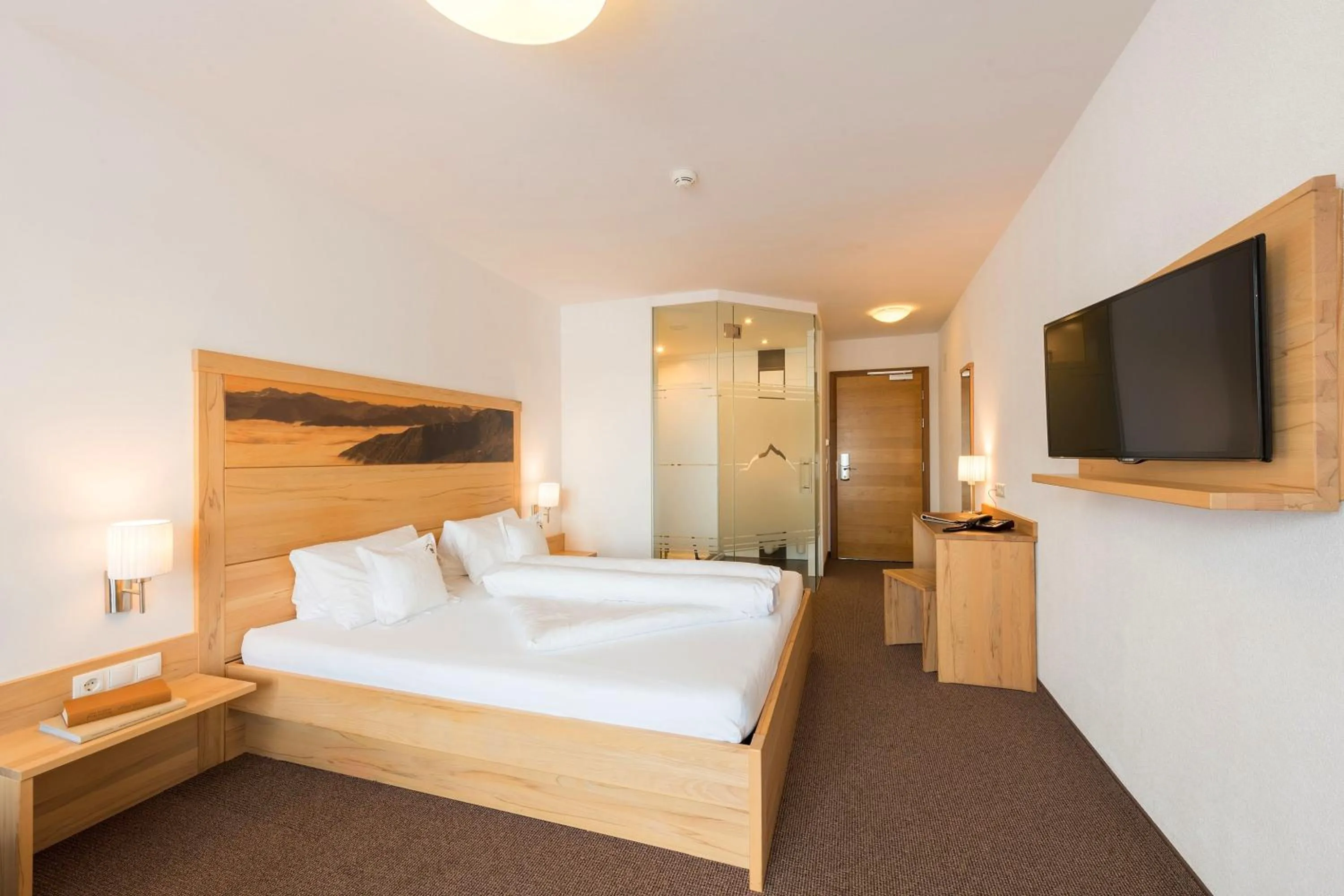 Shower, Bed in Alpinhotel Monte Superior - Silvretta Card Premium Betrieb