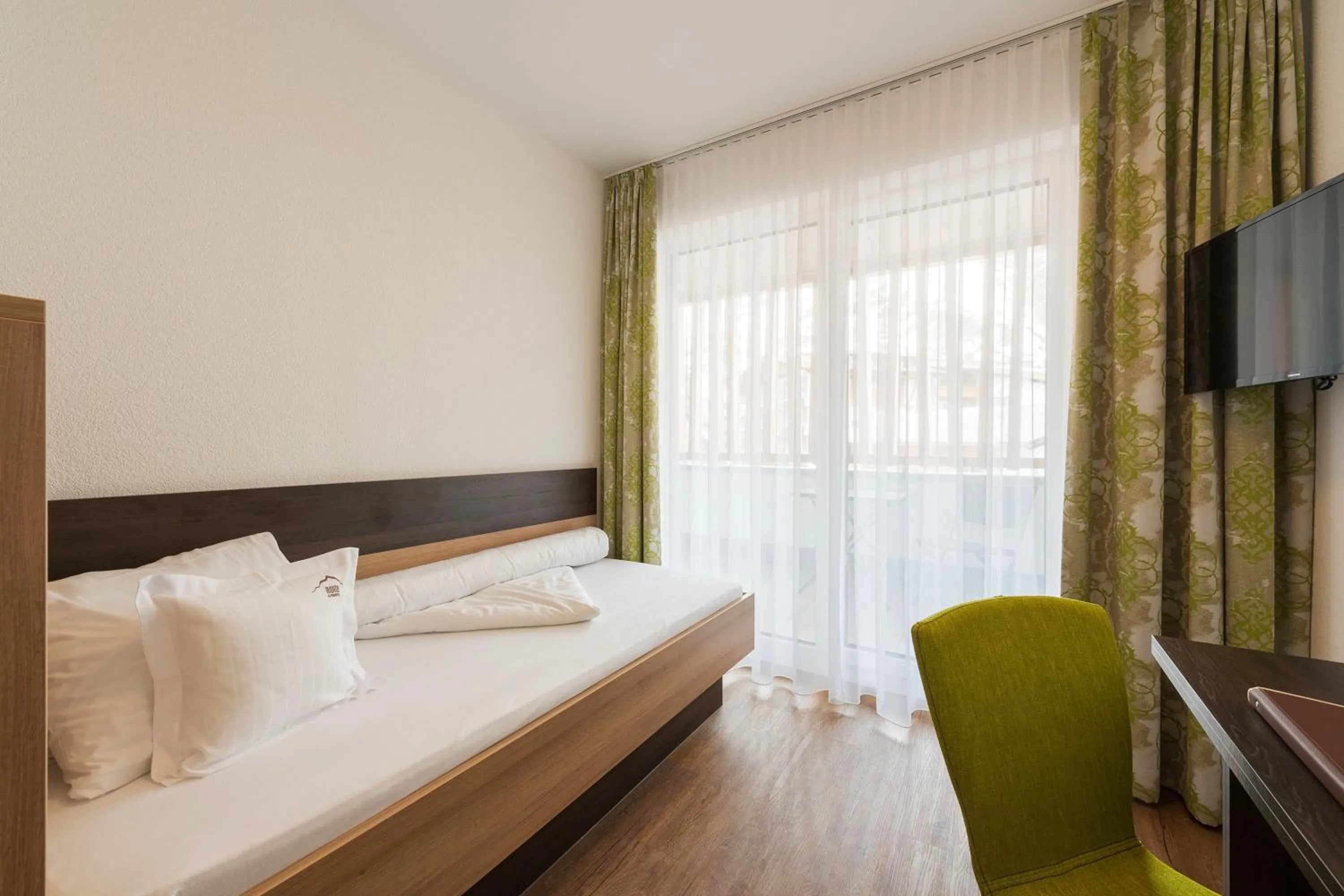 Balcony/Terrace, Bed in Alpinhotel Monte Superior - Silvretta Card Premium Betrieb