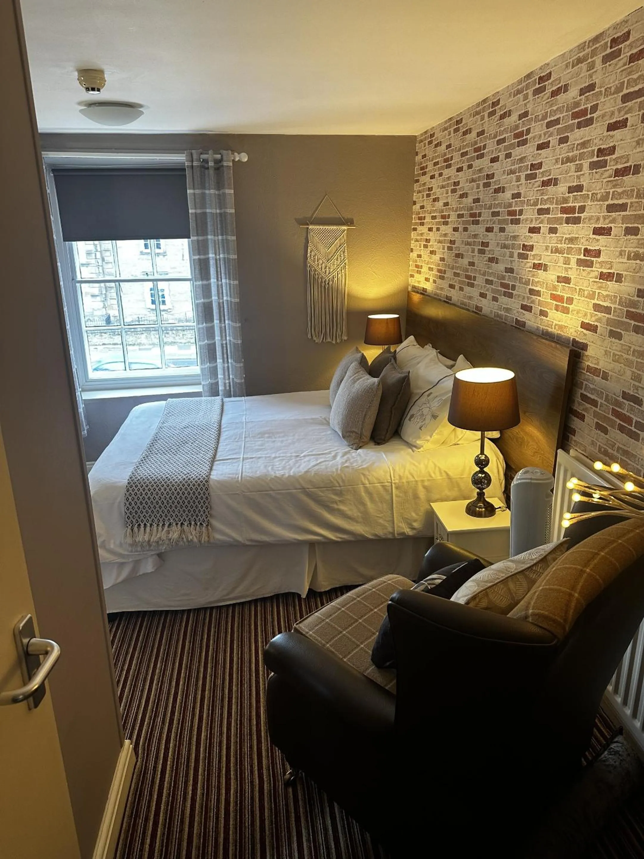 Bedroom, Bed in The Cricketers Arms