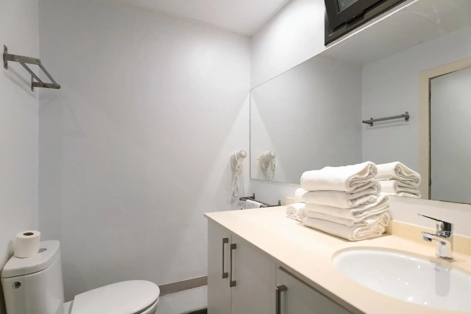 Toilet in Fira Apartments by gaiarooms Toilet in Fira Apartments by gaiarooms