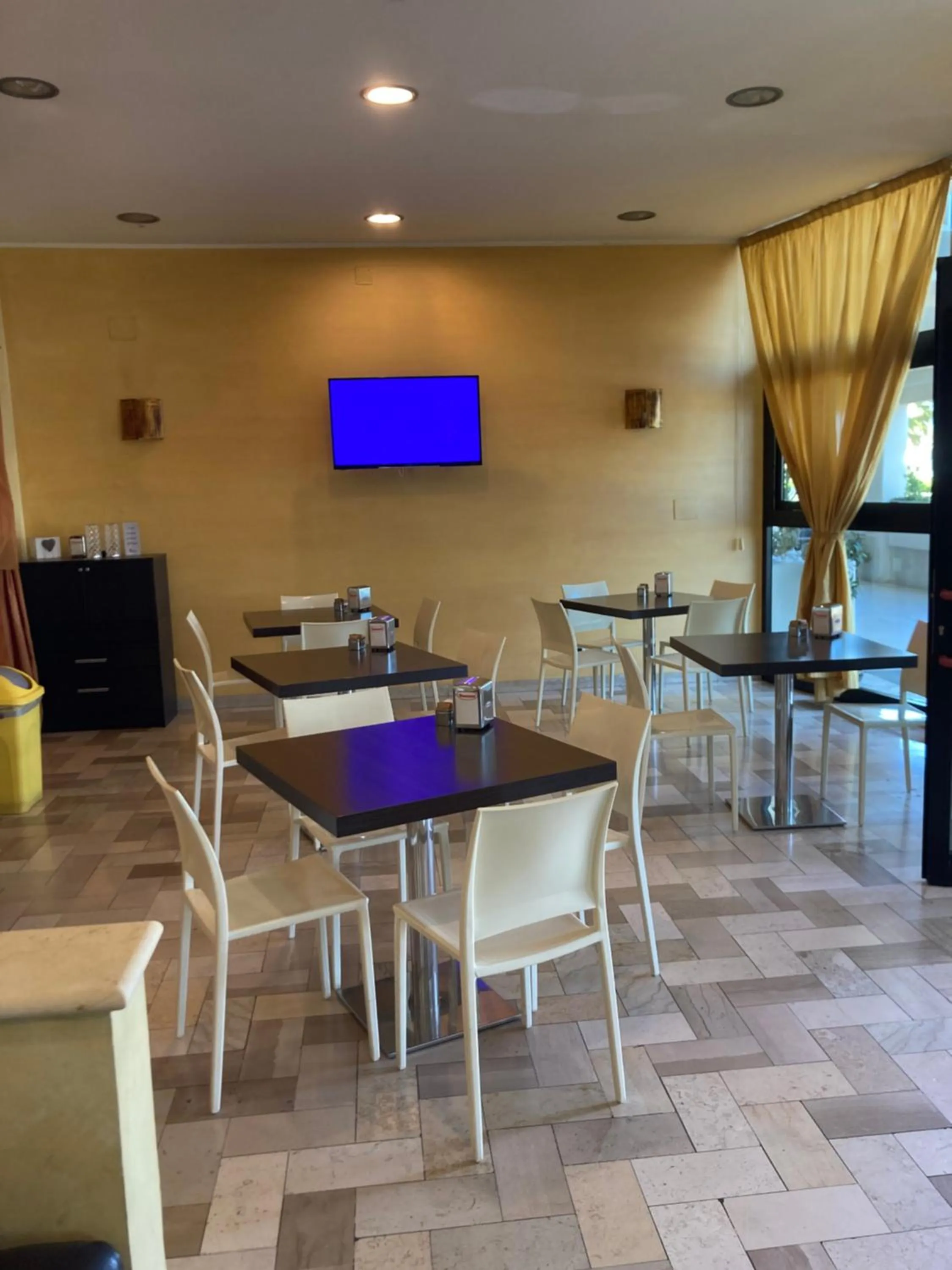 Restaurant/places to eat in Hotel Promenade