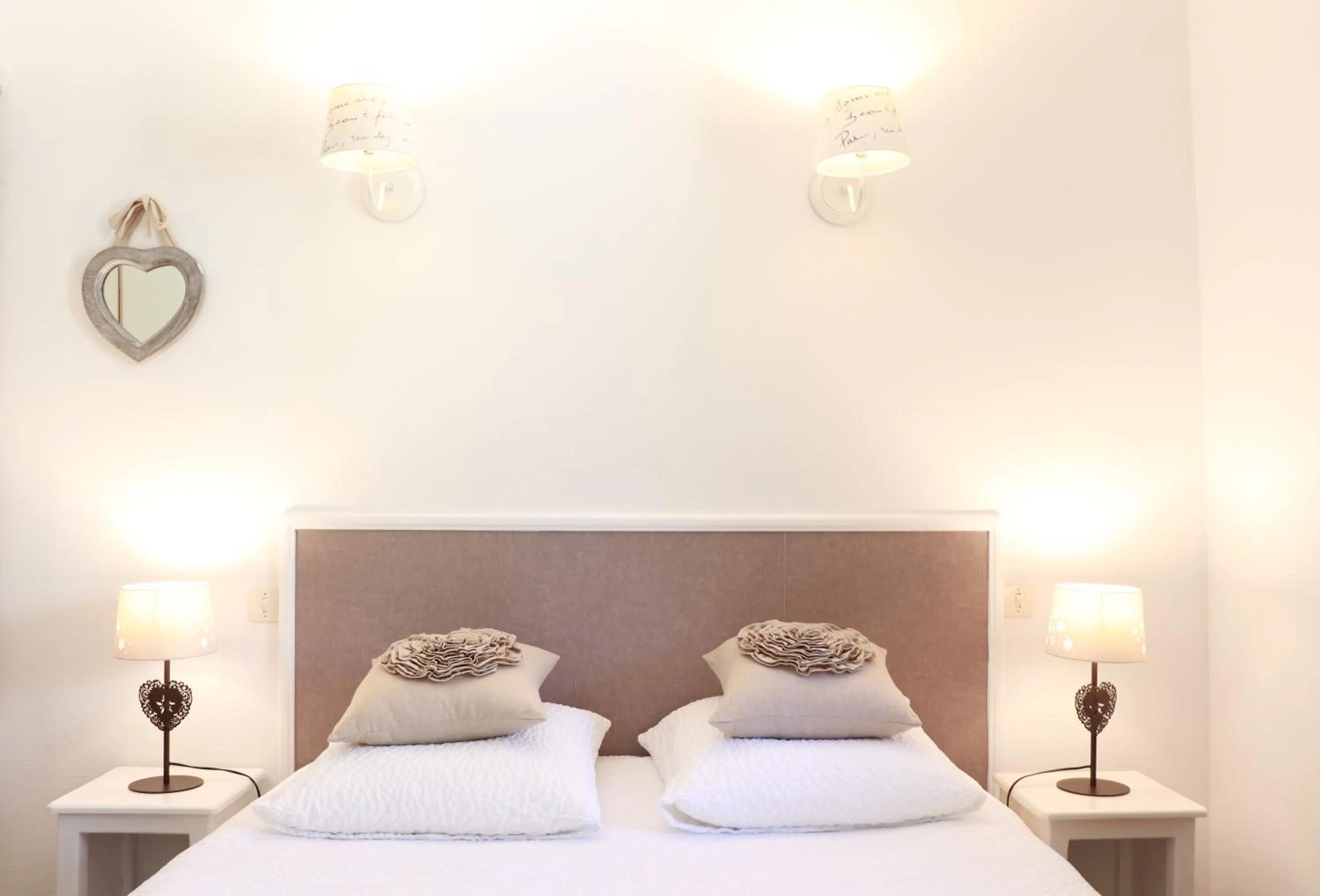 Bedroom, Bed in Hôtel Le Martagon