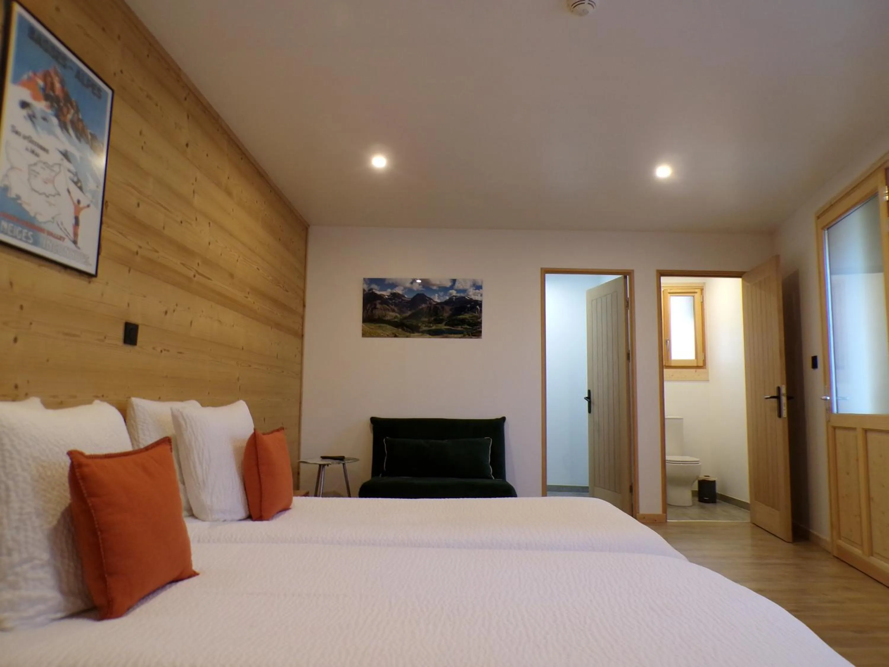 Photo of the whole room, Bed in Hôtel Le Martagon