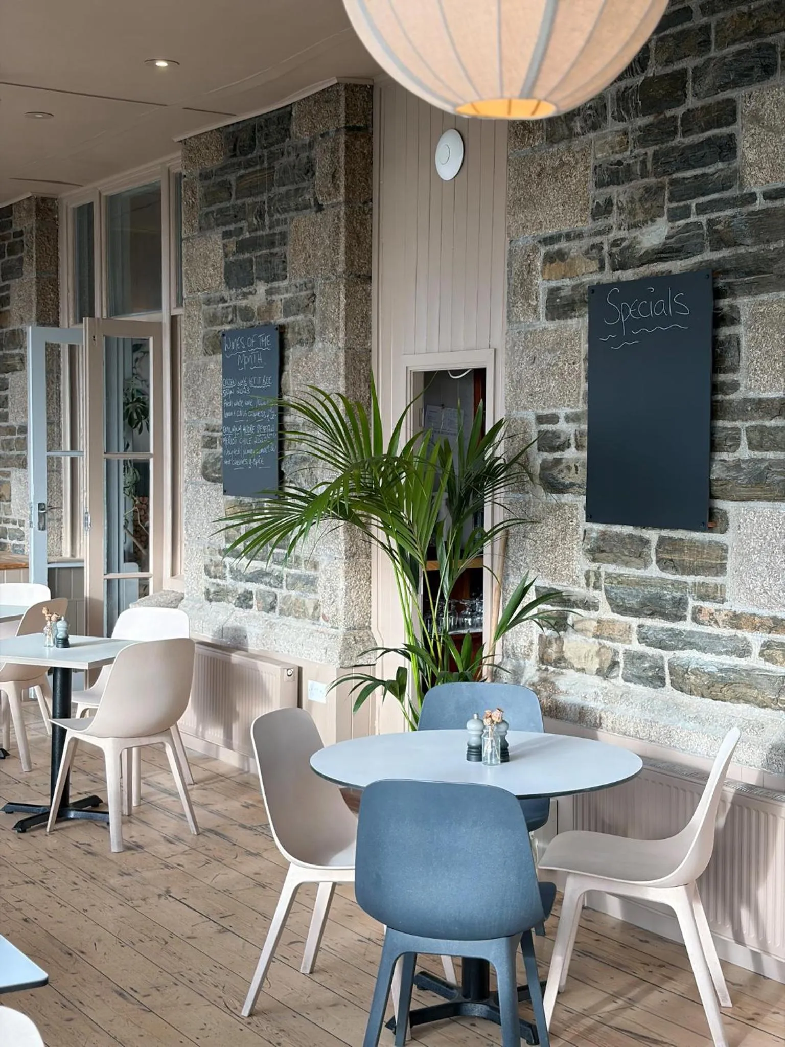 Restaurant/places to eat in Housel Bay Hotel