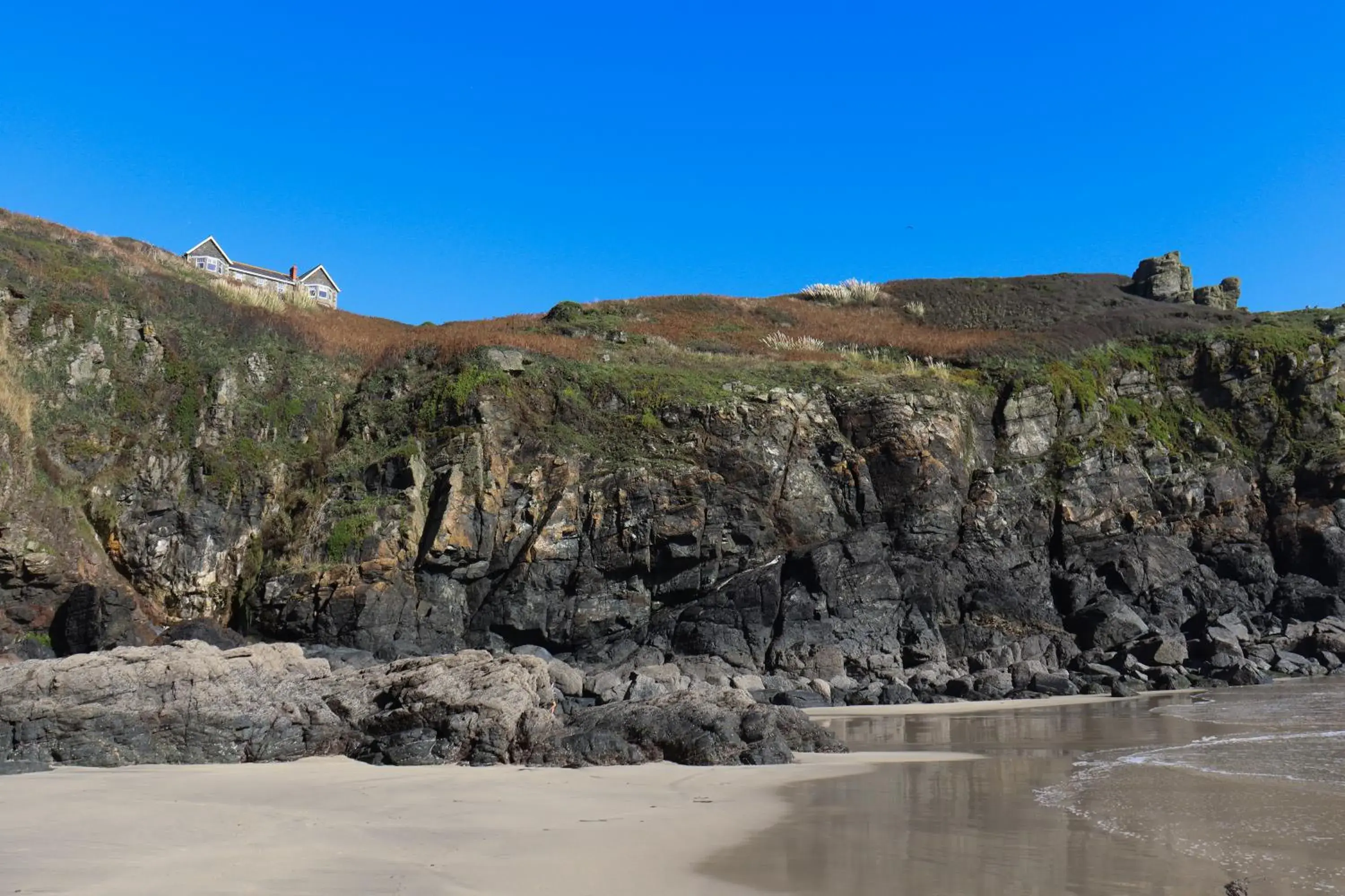 Property building in Housel Bay Hotel Property building in Housel Bay Hotel