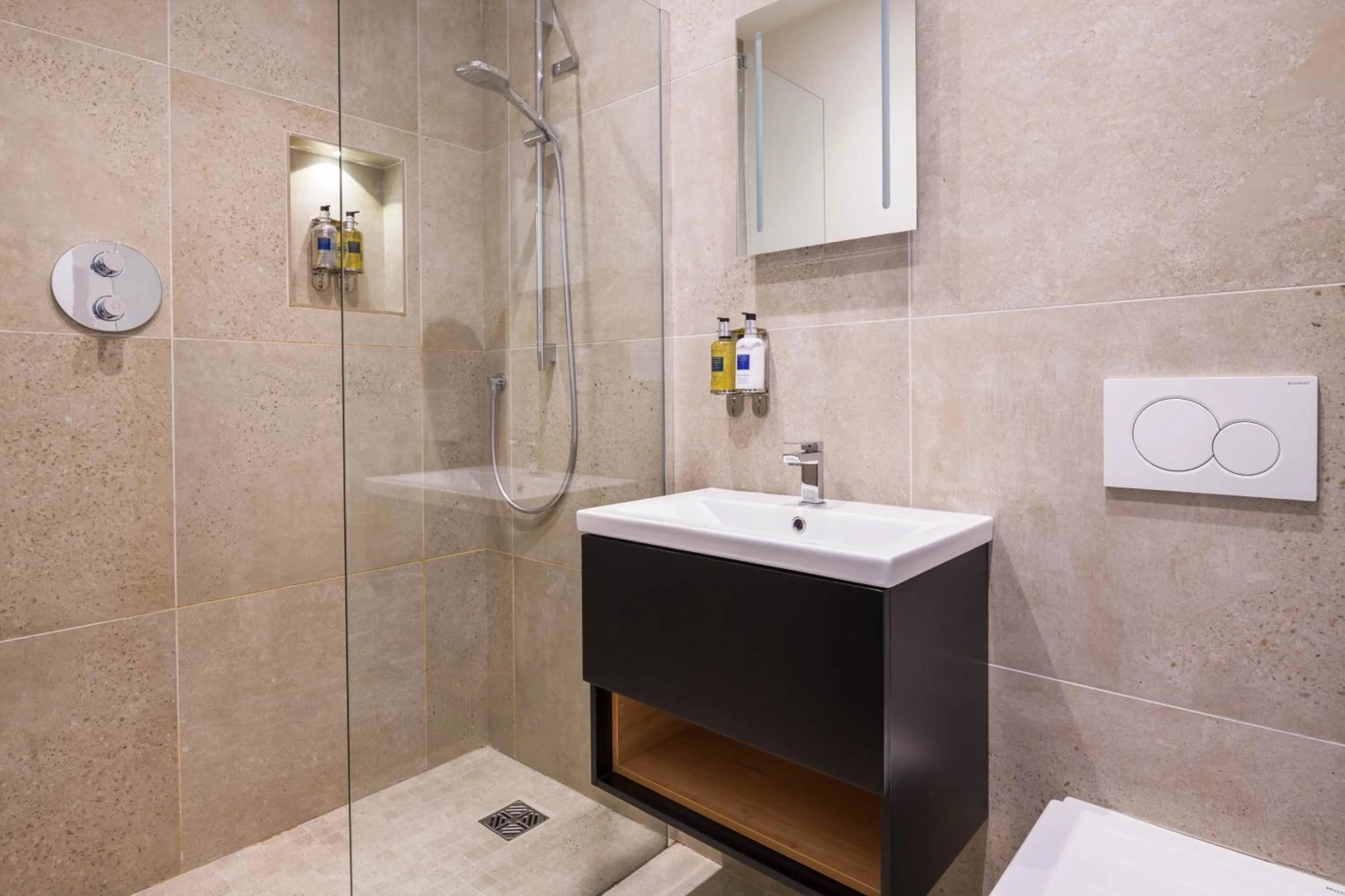 Bathroom in Housel Bay Hotel