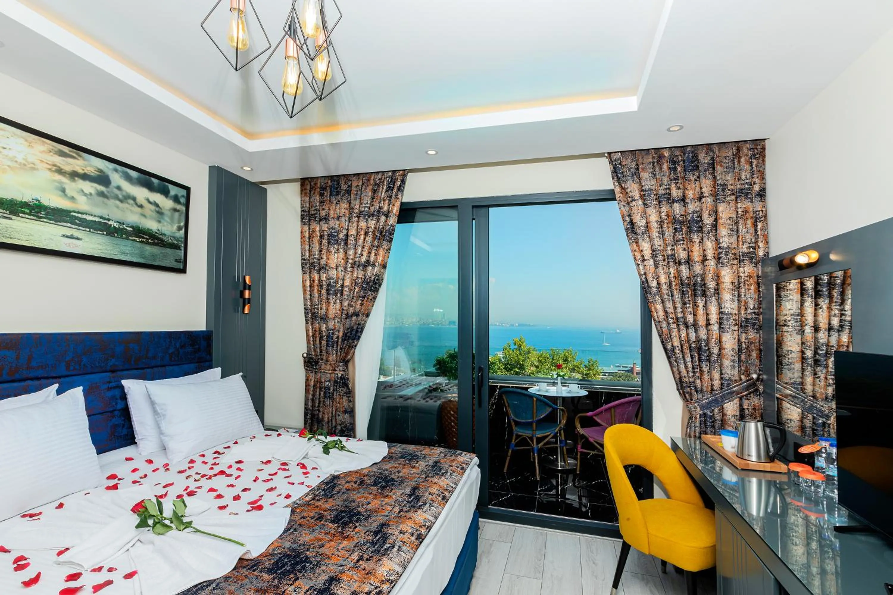 Photo of the whole room, Bed in The Magnaura Palace Hotel