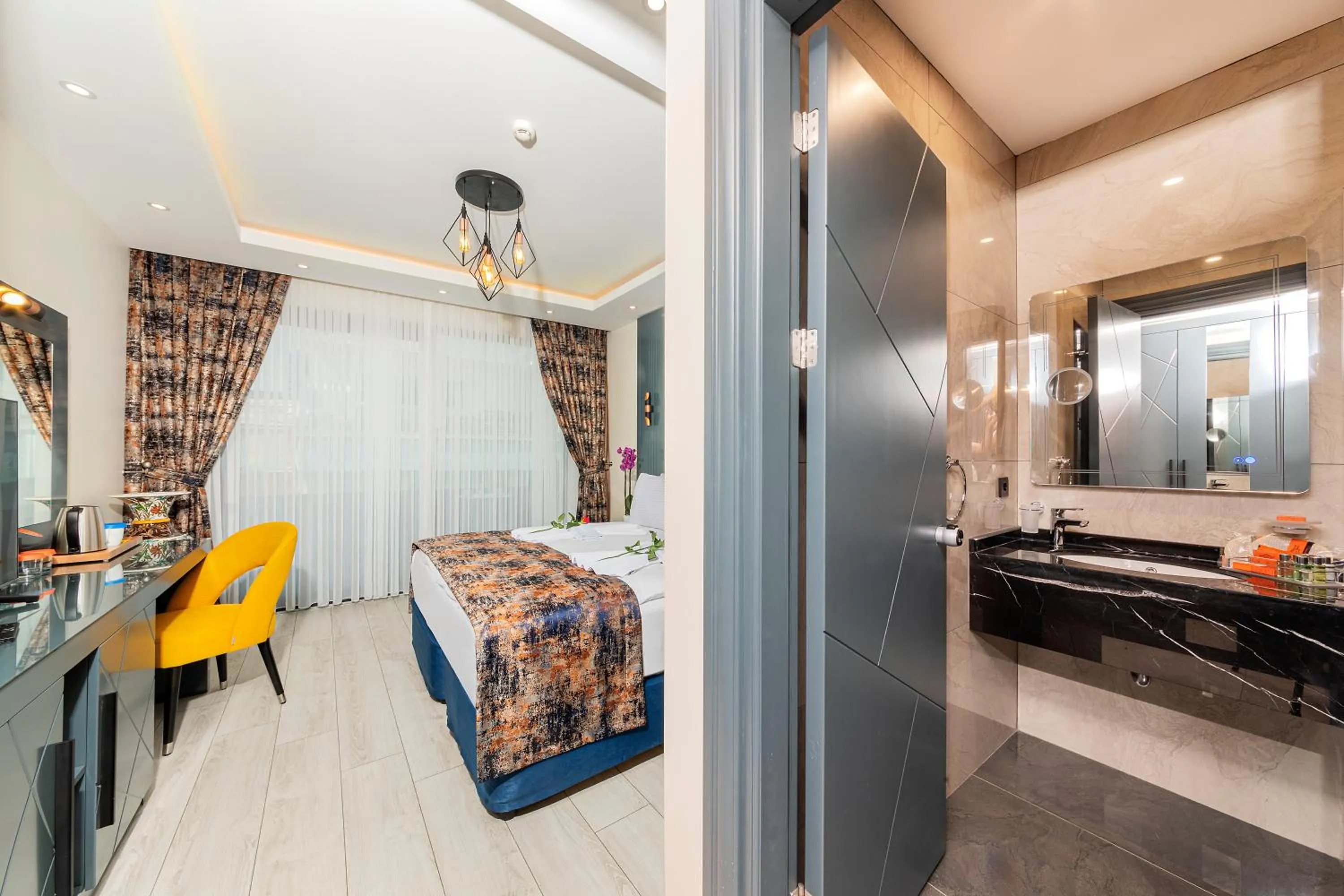 Photo of the whole room, Bed in The Magnaura Palace Hotel