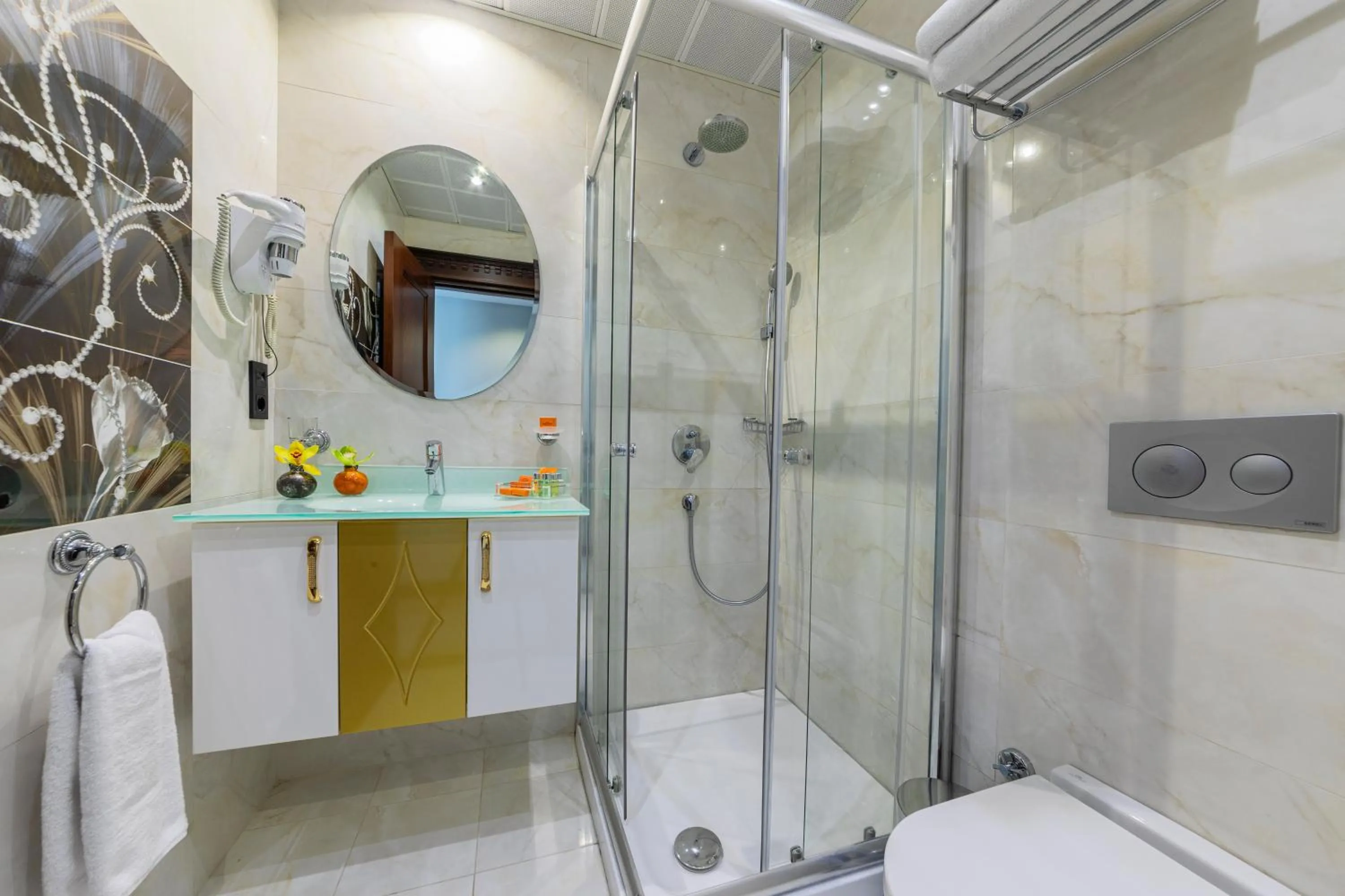 Shower in The Magnaura Palace Hotel