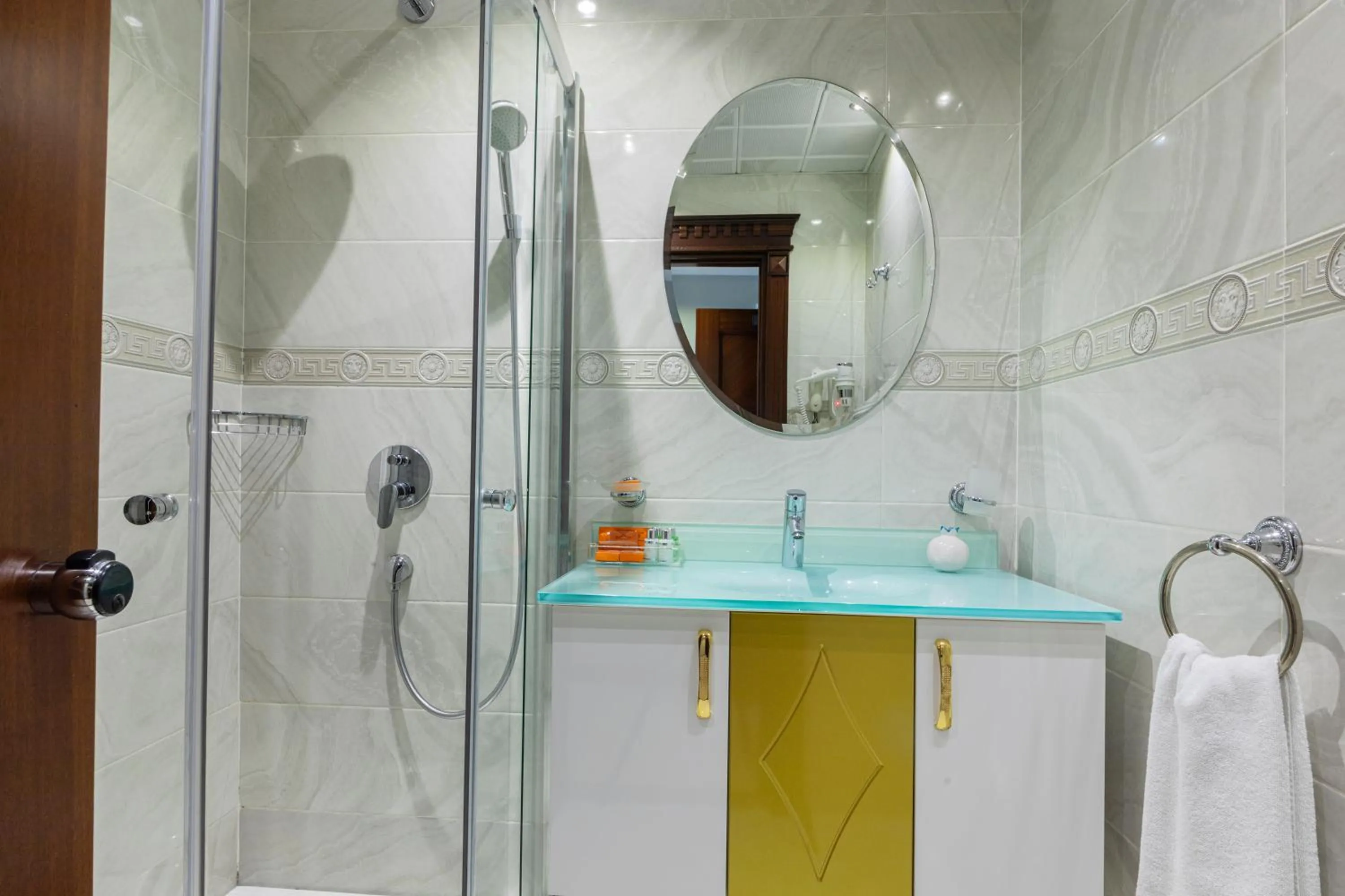 Shower in The Magnaura Palace Hotel