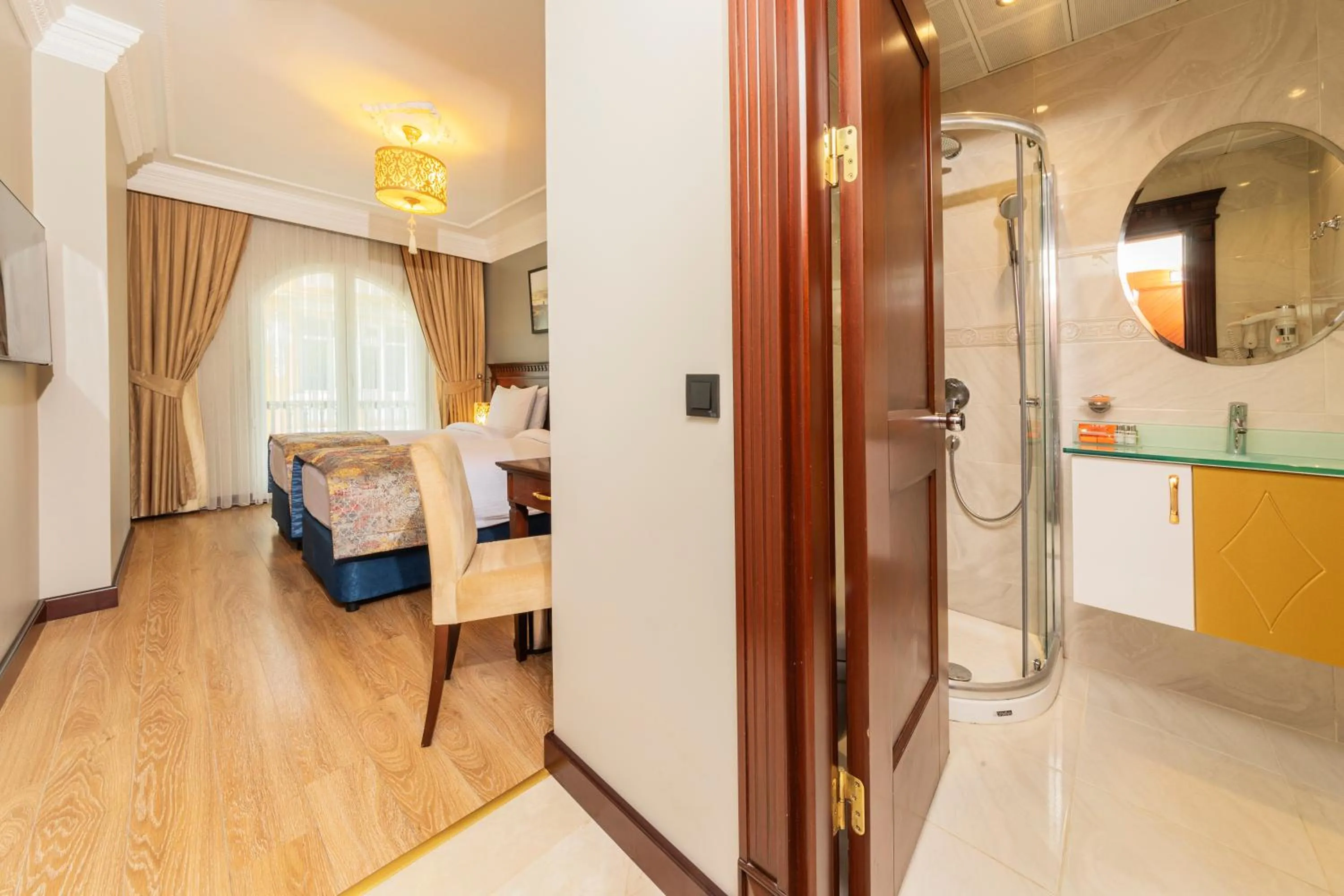 Shower in The Magnaura Palace Hotel