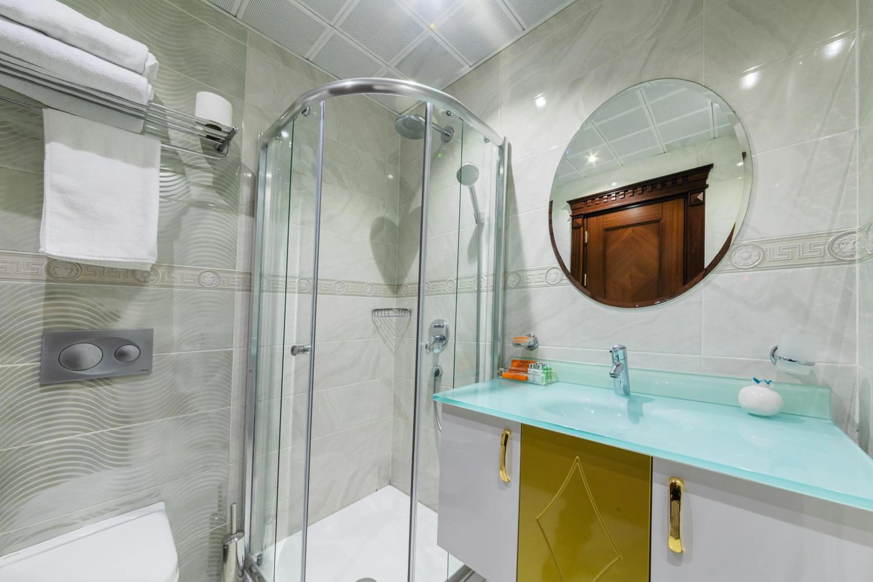 Shower in The Magnaura Palace Hotel