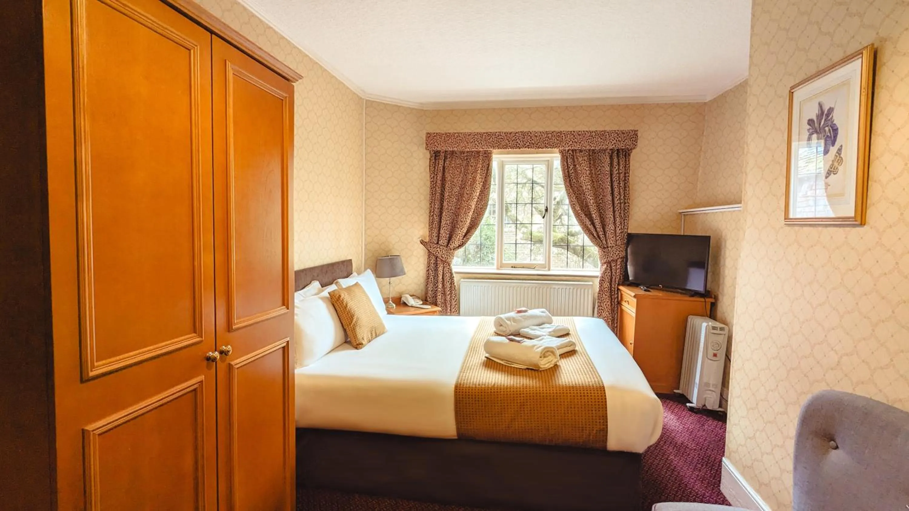 Photo of the whole room, Bed in Howfield Manor Hotel