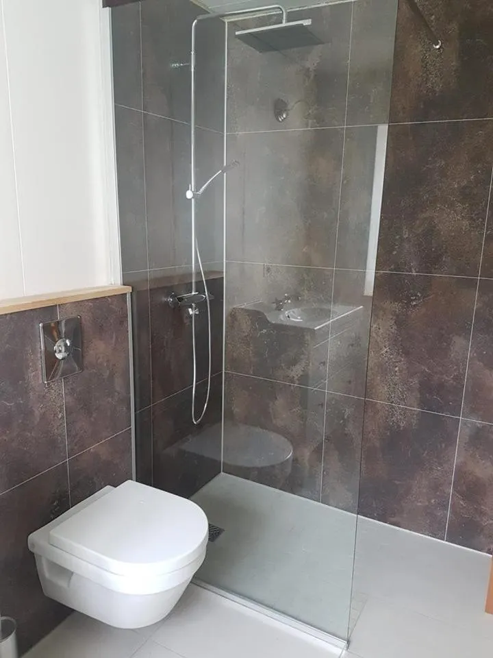 Shower in Ravencliff Lodge