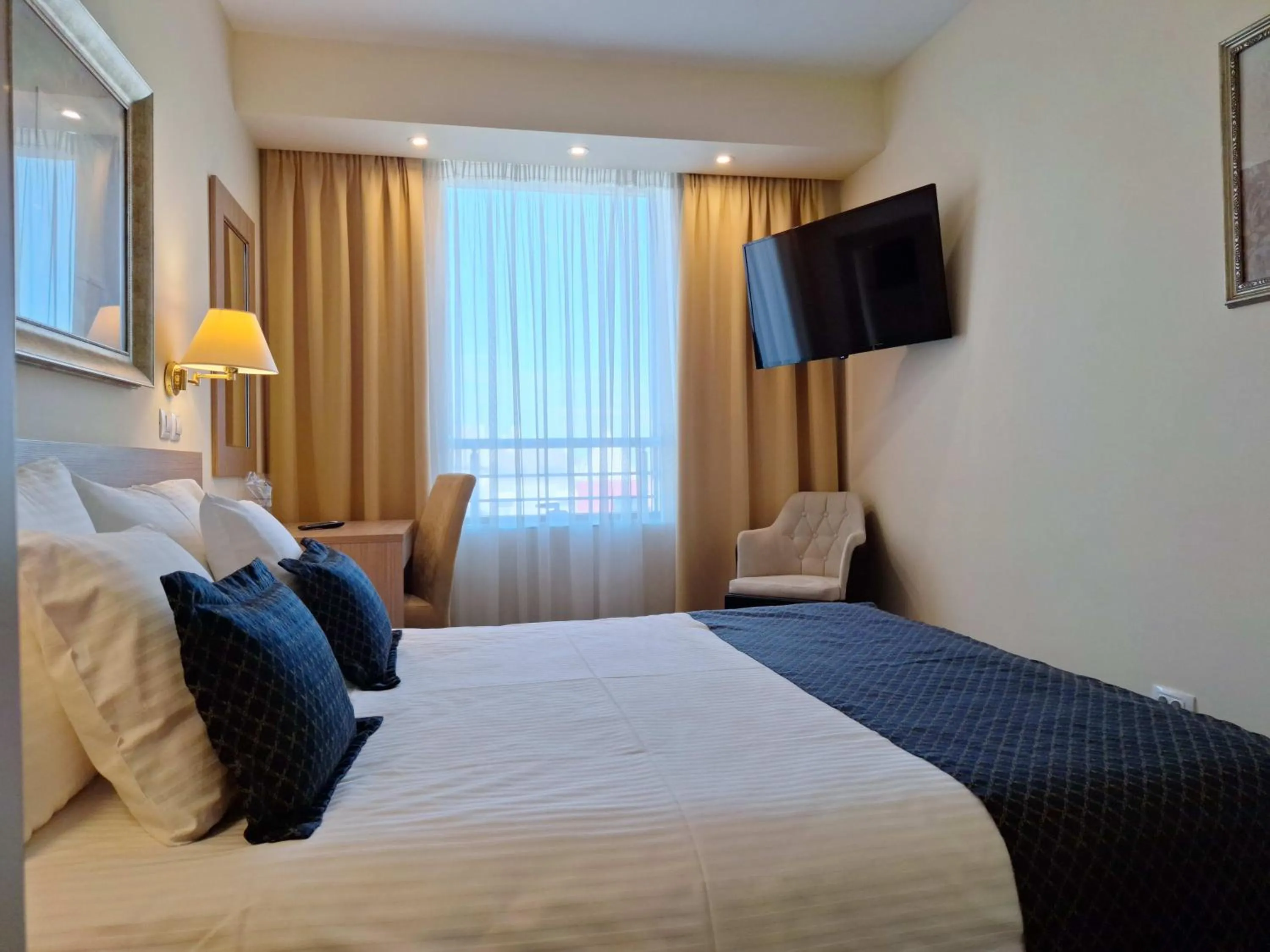 TV and multimedia, Bed in Hotel Monogram Park