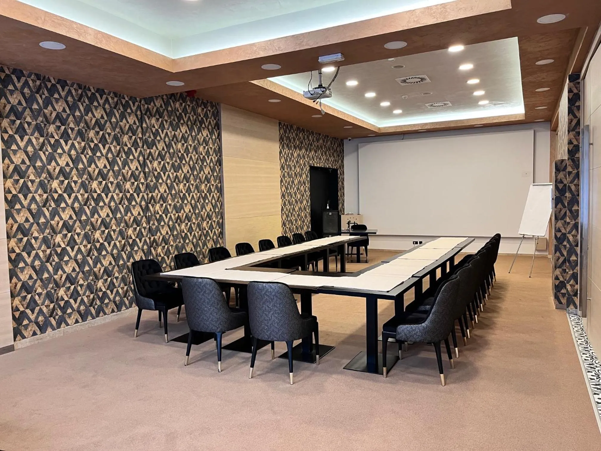 Business facilities in Hotel Monogram Park