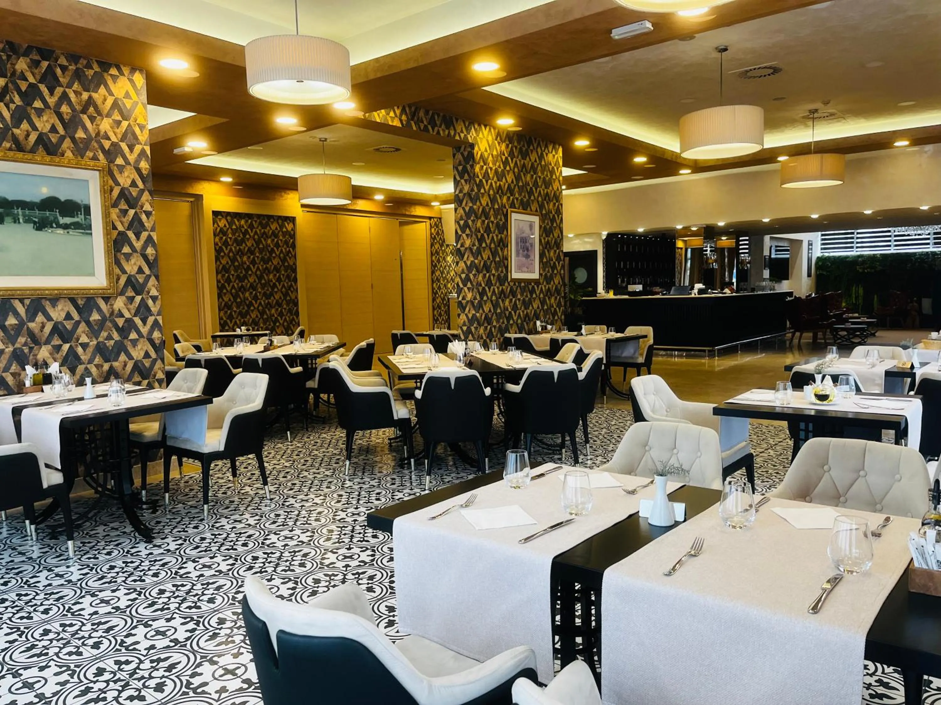 Restaurant/places to eat in Hotel Monogram Park