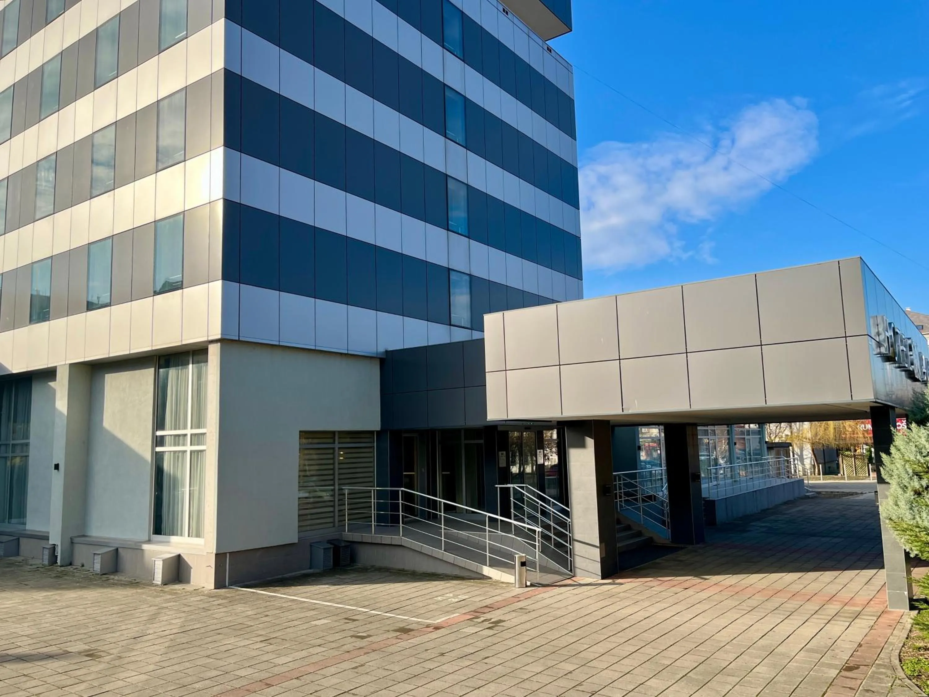 Property building in Hotel Monogram Park