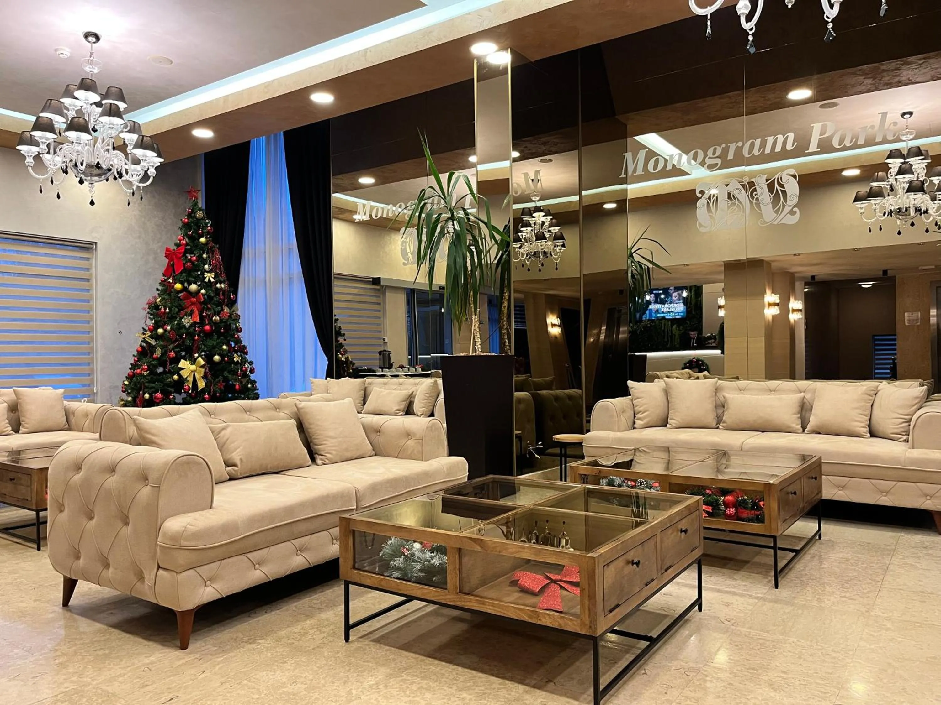 Restaurant/places to eat in Hotel Monogram Park