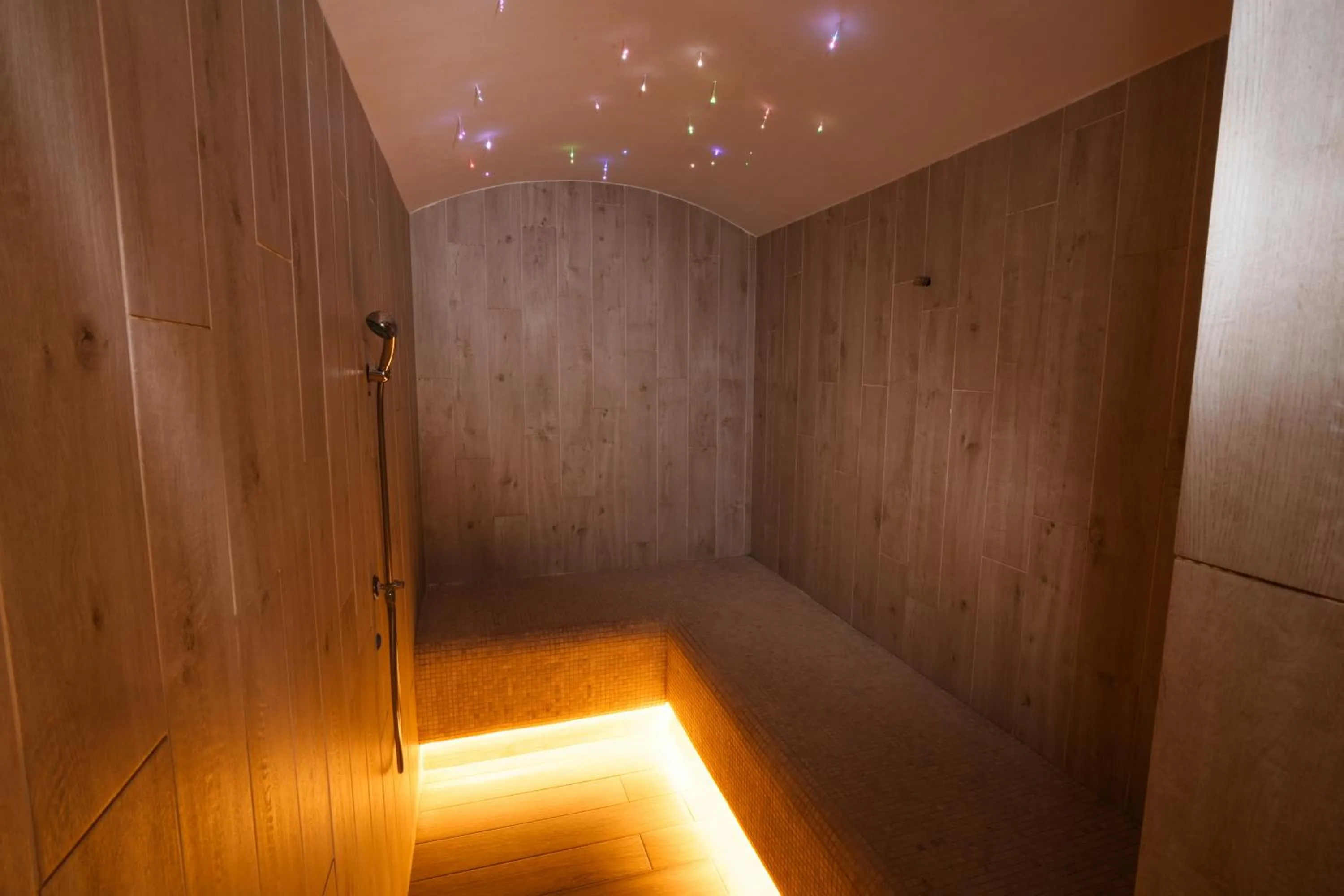 Steam room in Hotel Monogram Park