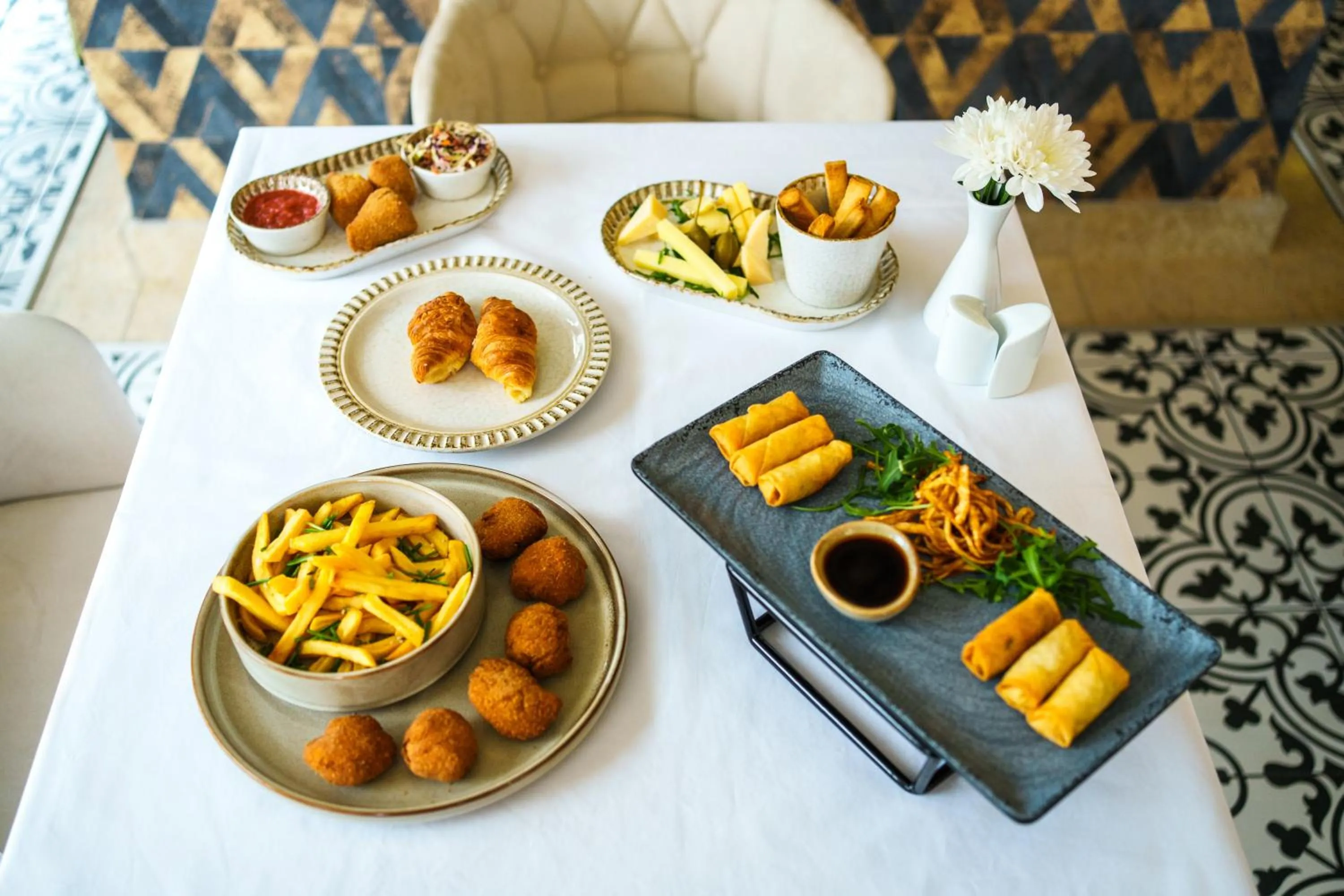 Restaurant/places to eat in Hotel Monogram Park