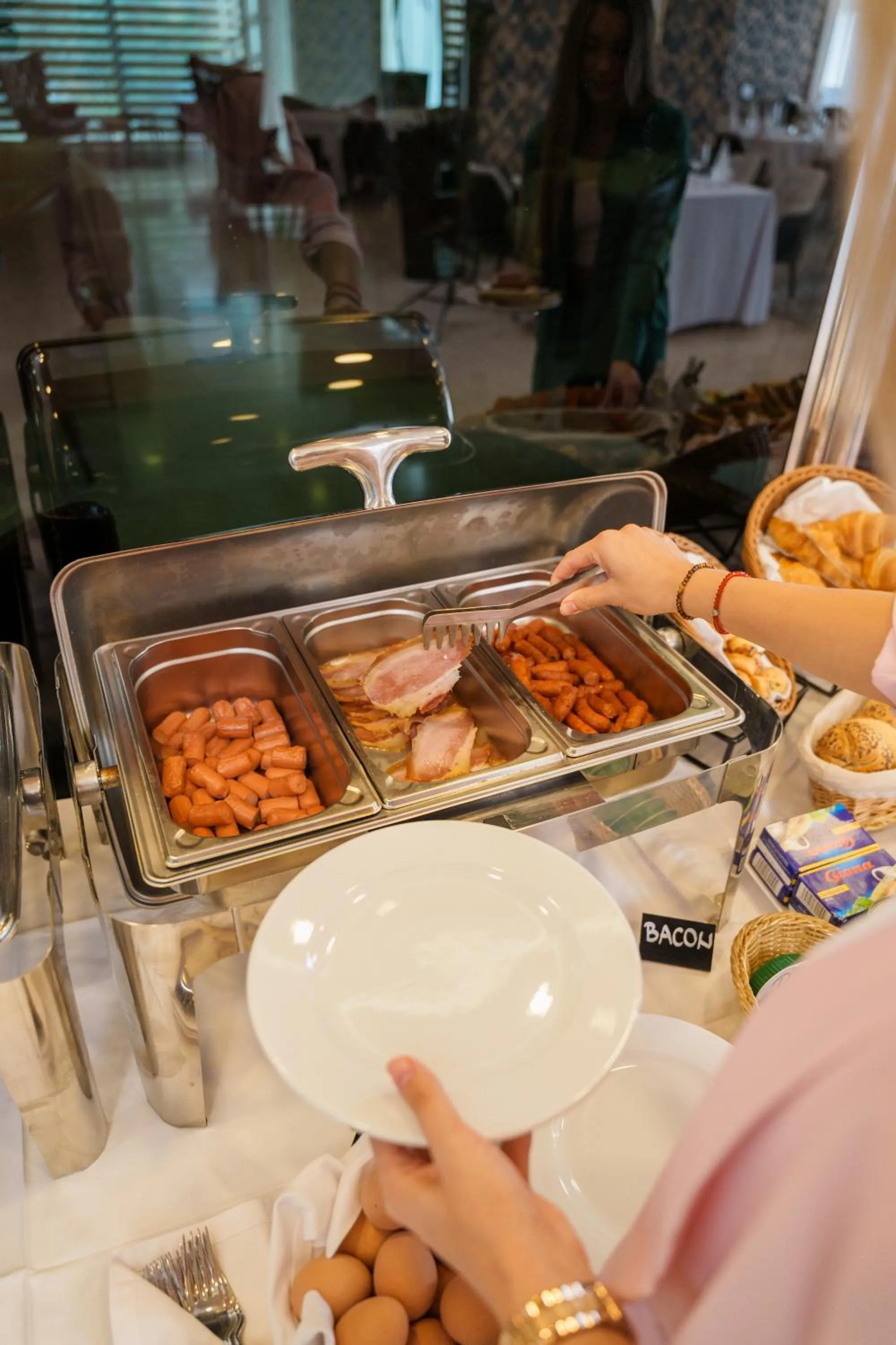 Restaurant/places to eat in Hotel Monogram Park