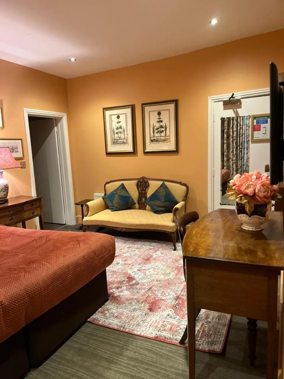 Seating area in Queens Court Hotel