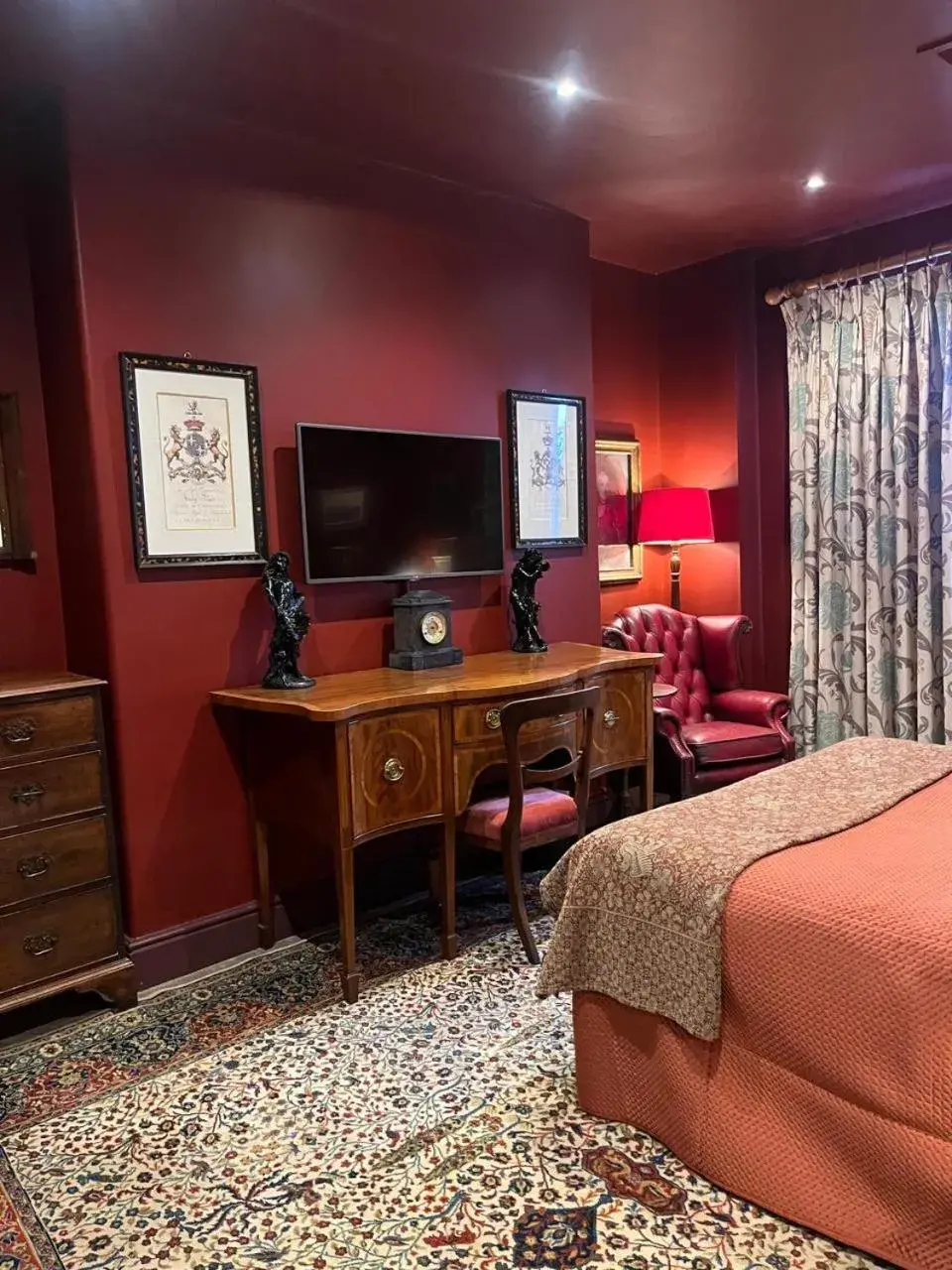 Seating area, Bed in Queens Court Hotel Seating area, Bed in Queens Court Hotel