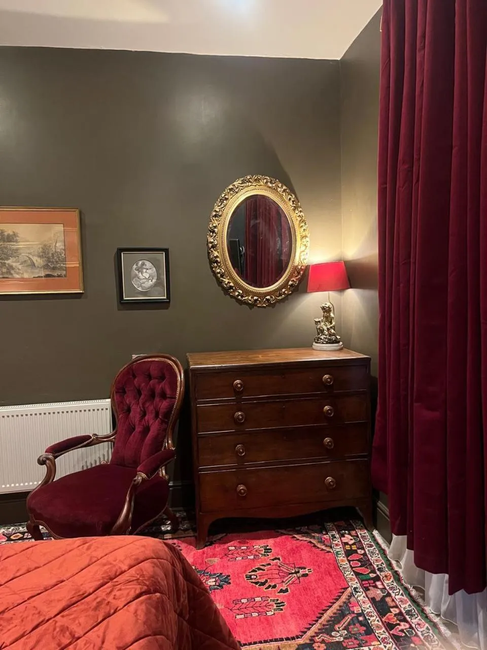 Seating area in Queens Court Hotel