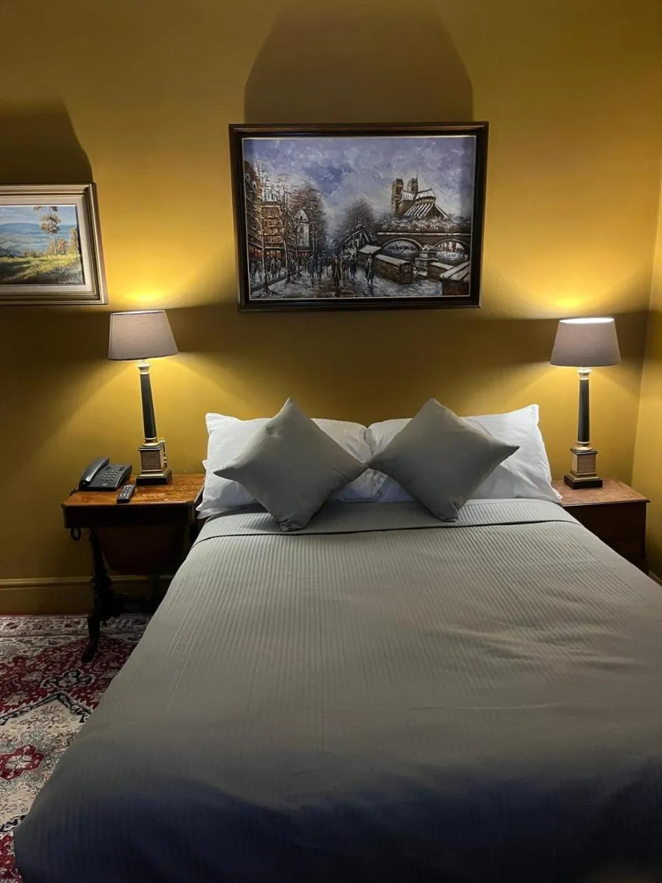 Bedroom, Bed in Queens Court Hotel