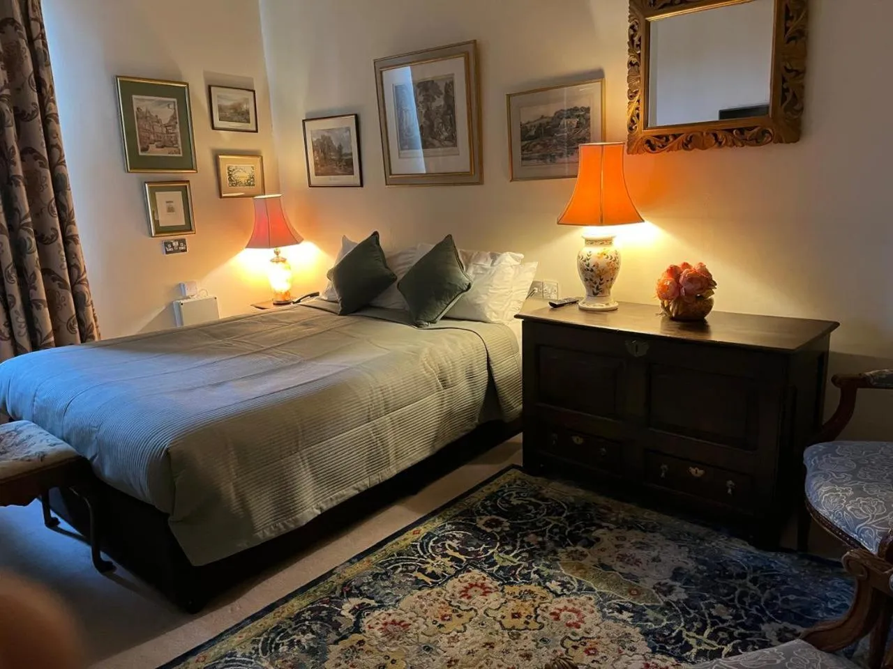 Bedroom, Bed in Queens Court Hotel